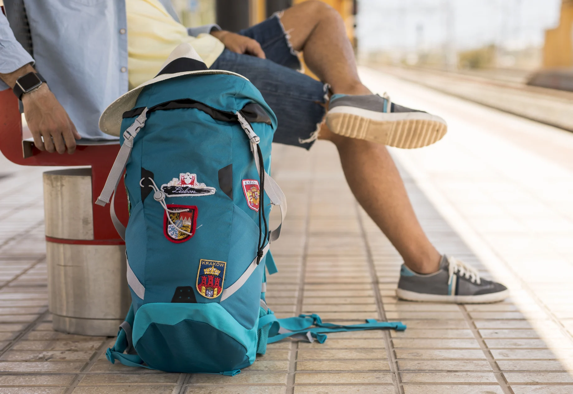 Backpacker på togstation