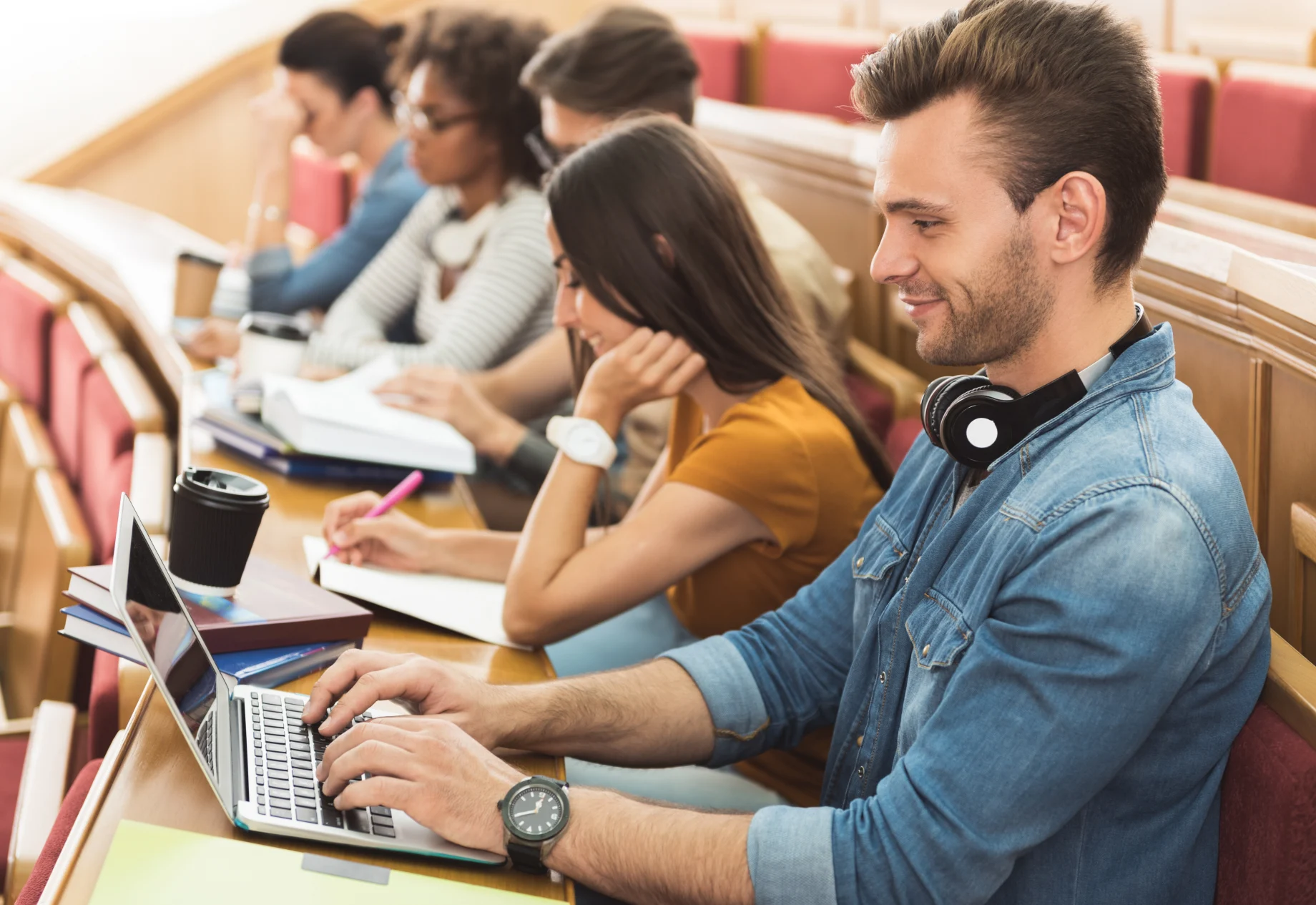 Unge studerende i en forelæsningssal