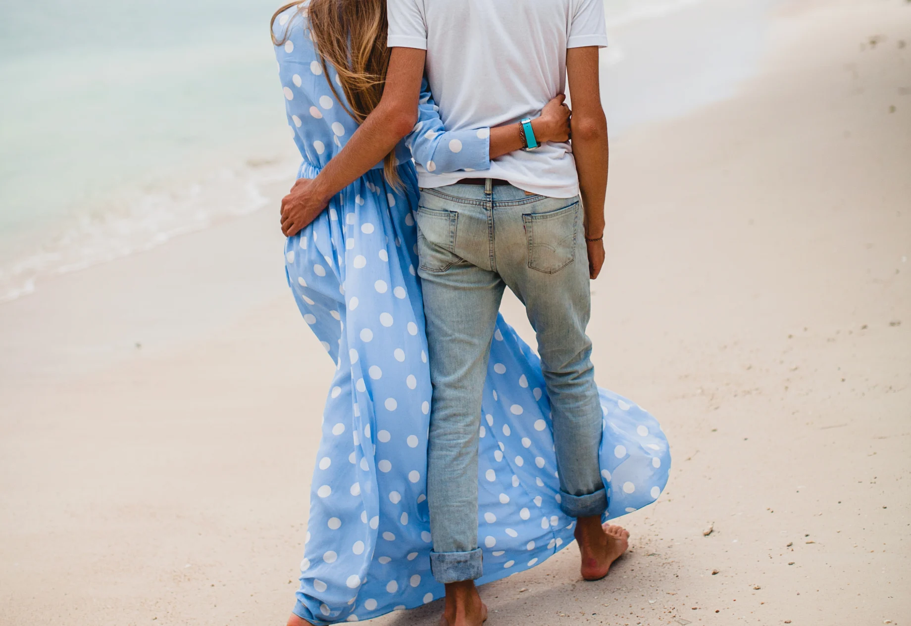 Par går på stranden sammen