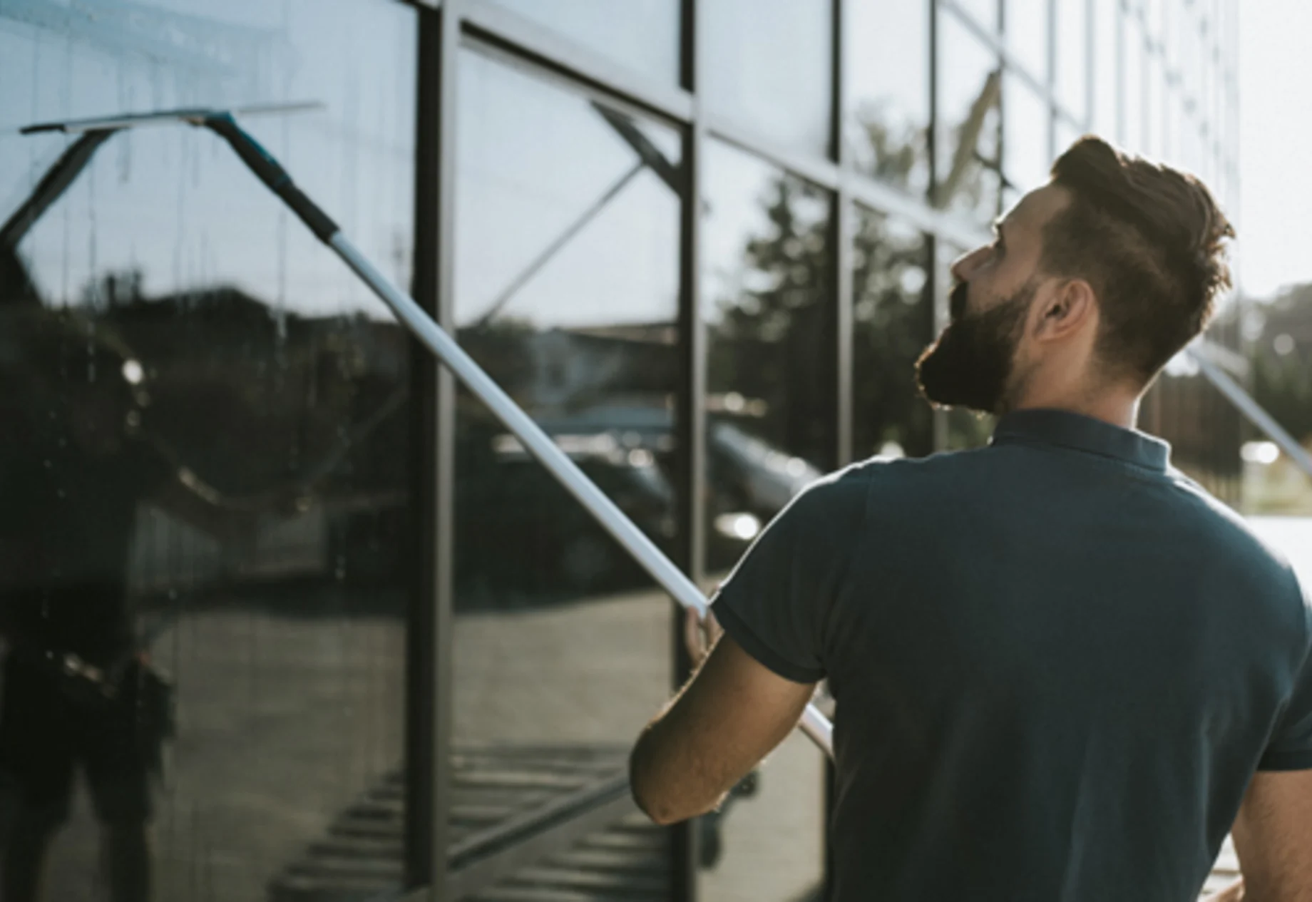 En vinduespudser som pudser vinduer