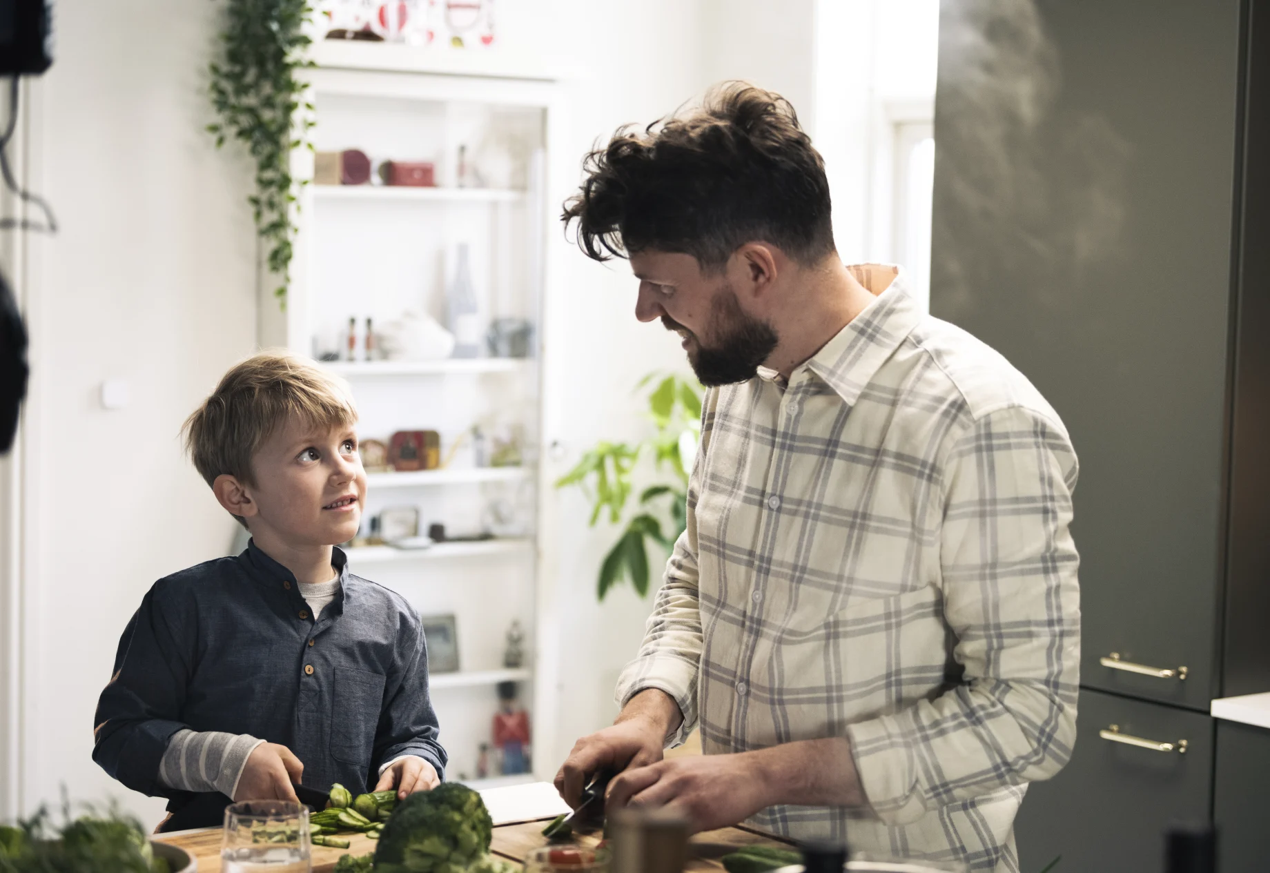 Far og søn laver mad