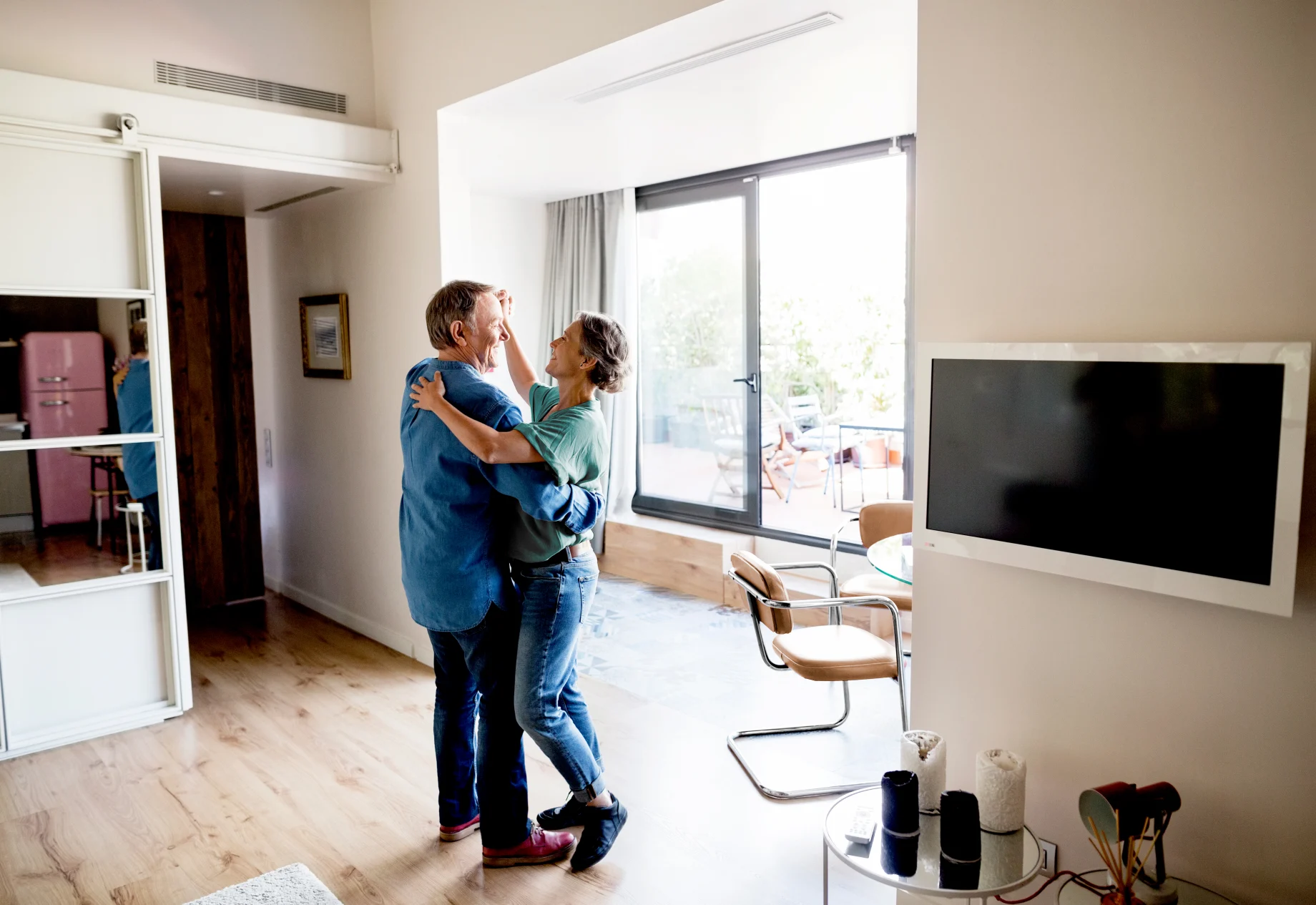 Mand og dame som danser i stue