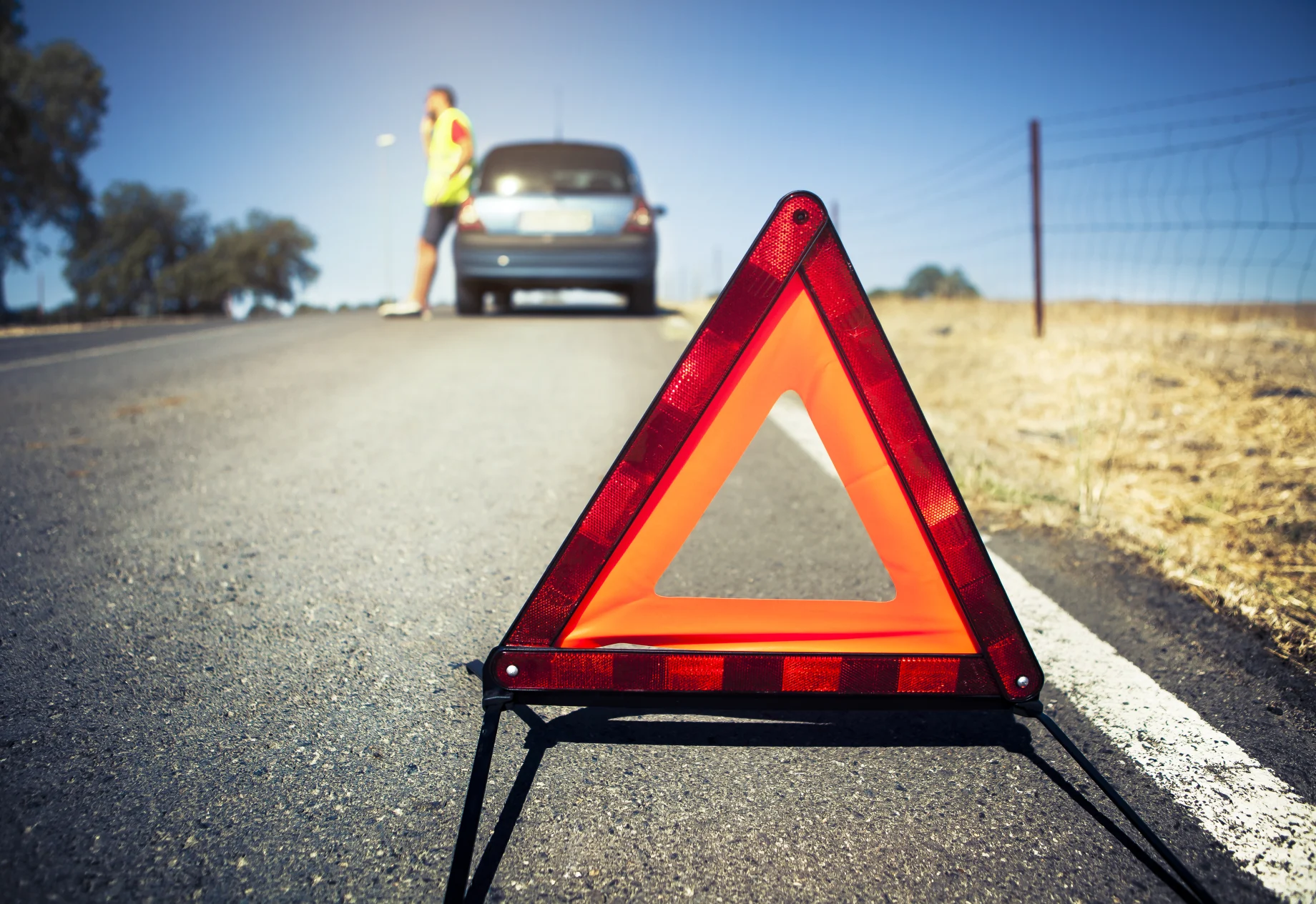 En advarselstrekant på vej foran en bil