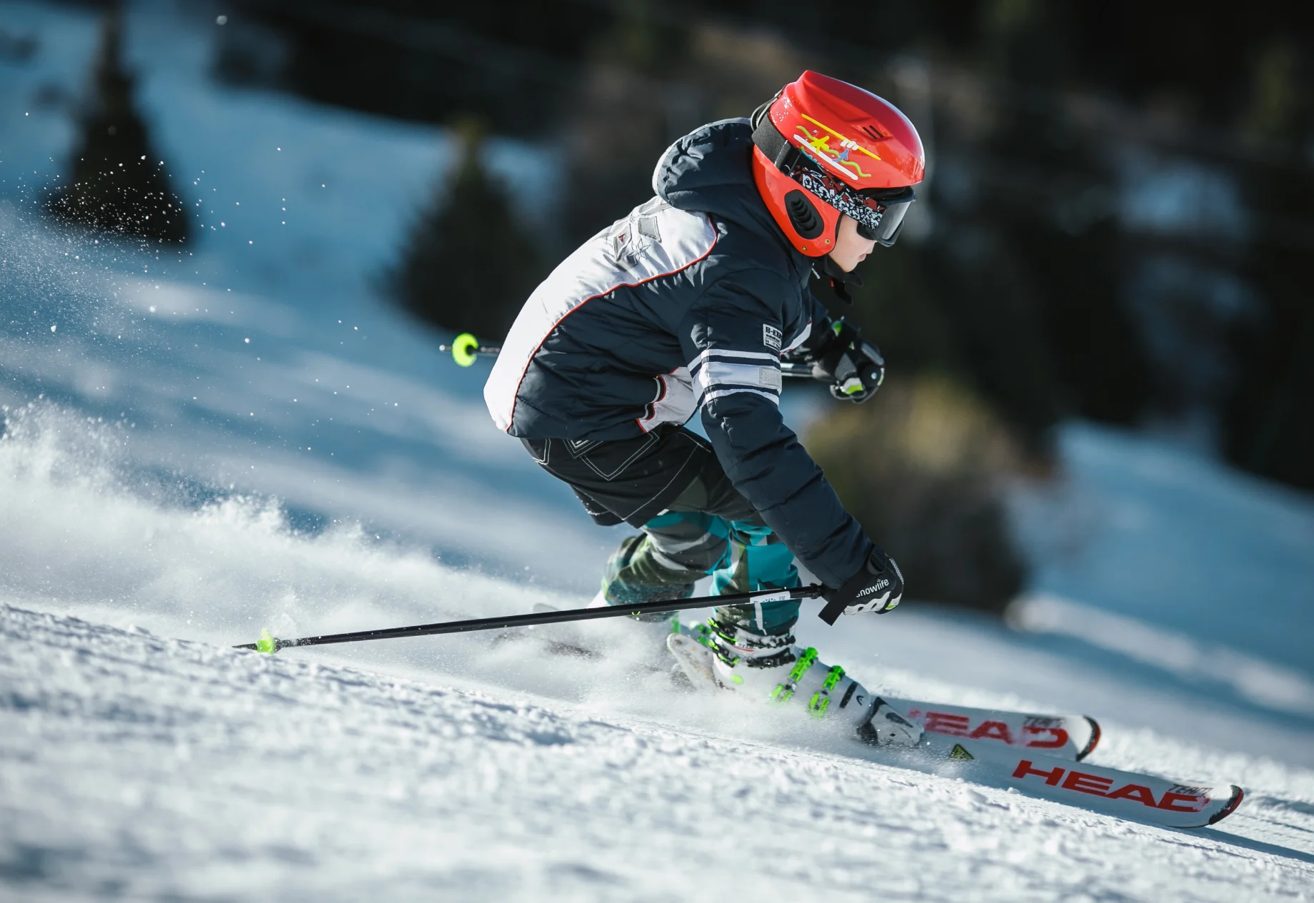 Dreng som står på ski