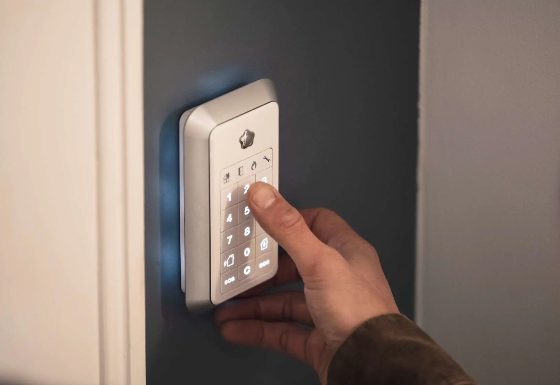 Hånd med verisure alarm