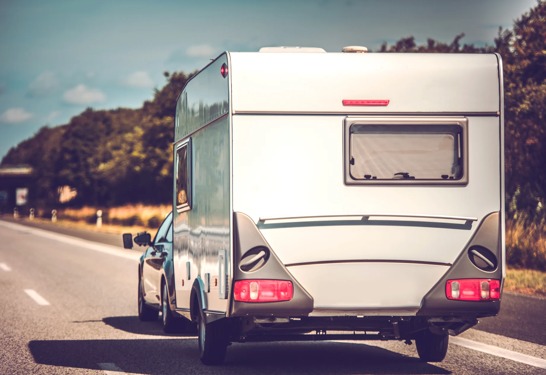 Campingvogn på motorvejen