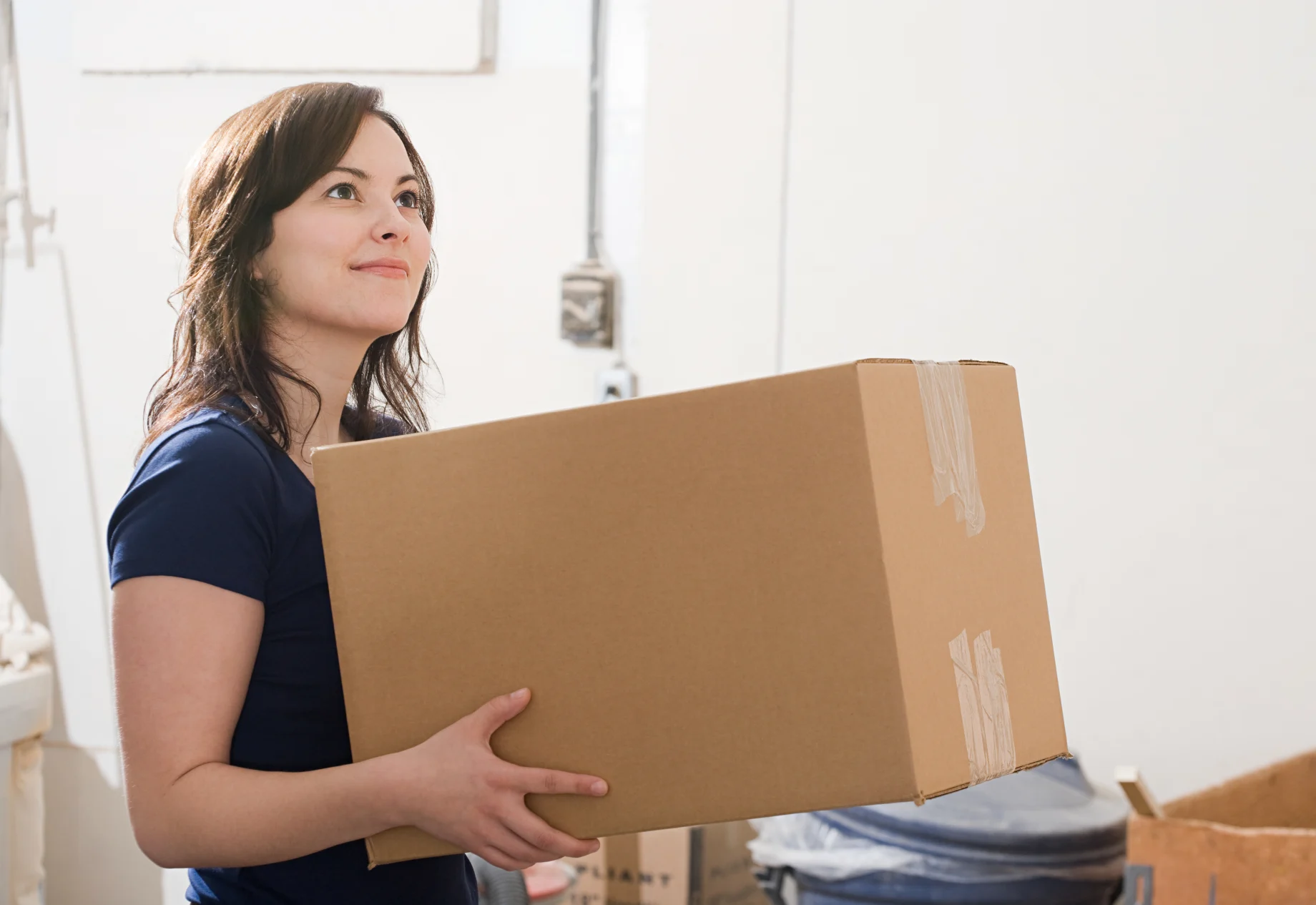 Kvinde med flyttekasse