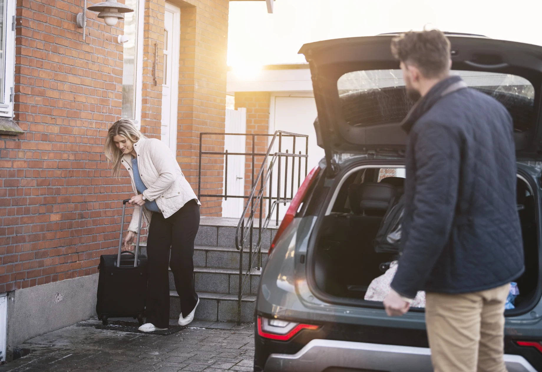 Pakker bil, Mand og kvinde