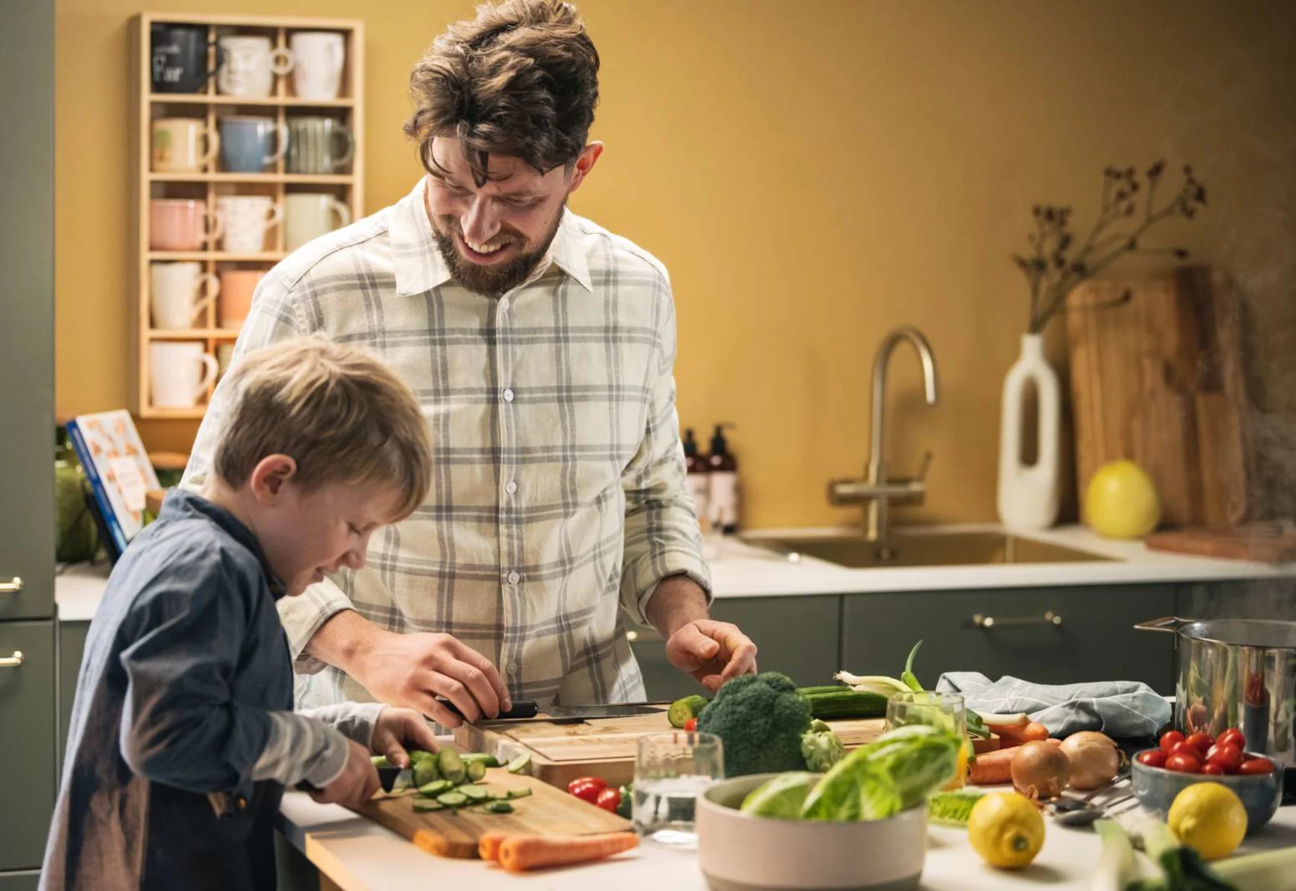 Far og søn laver mad i køkkenet