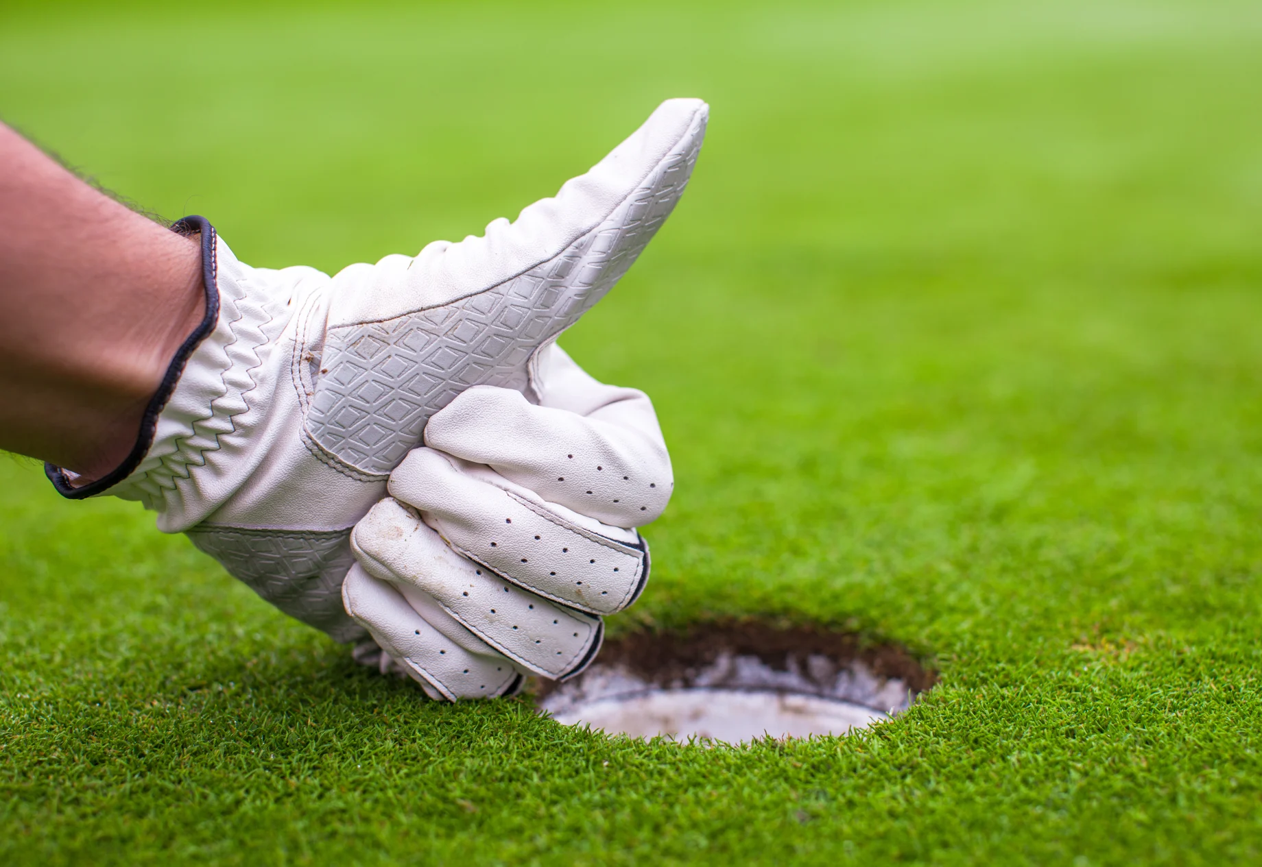 Thumbs up til hole in one