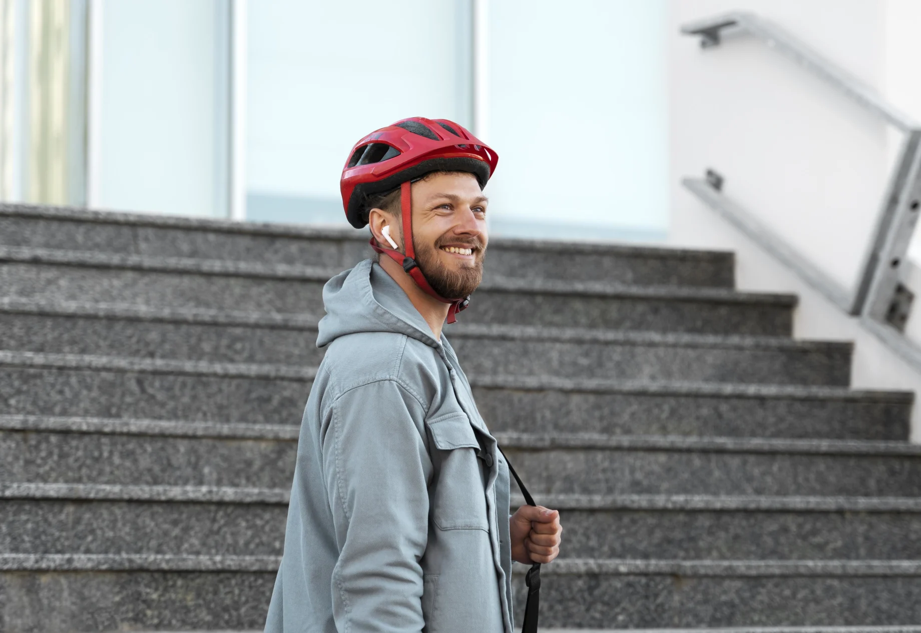 Mand med rød cykelhjelm og el løbehjul