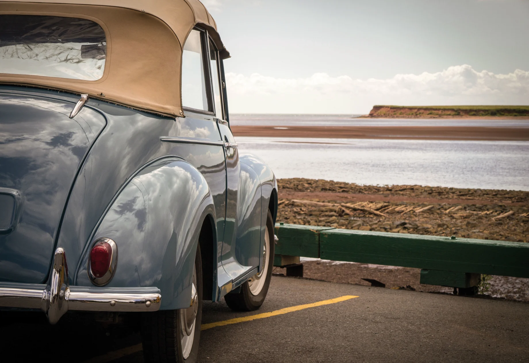 Veteranbil ved vandet