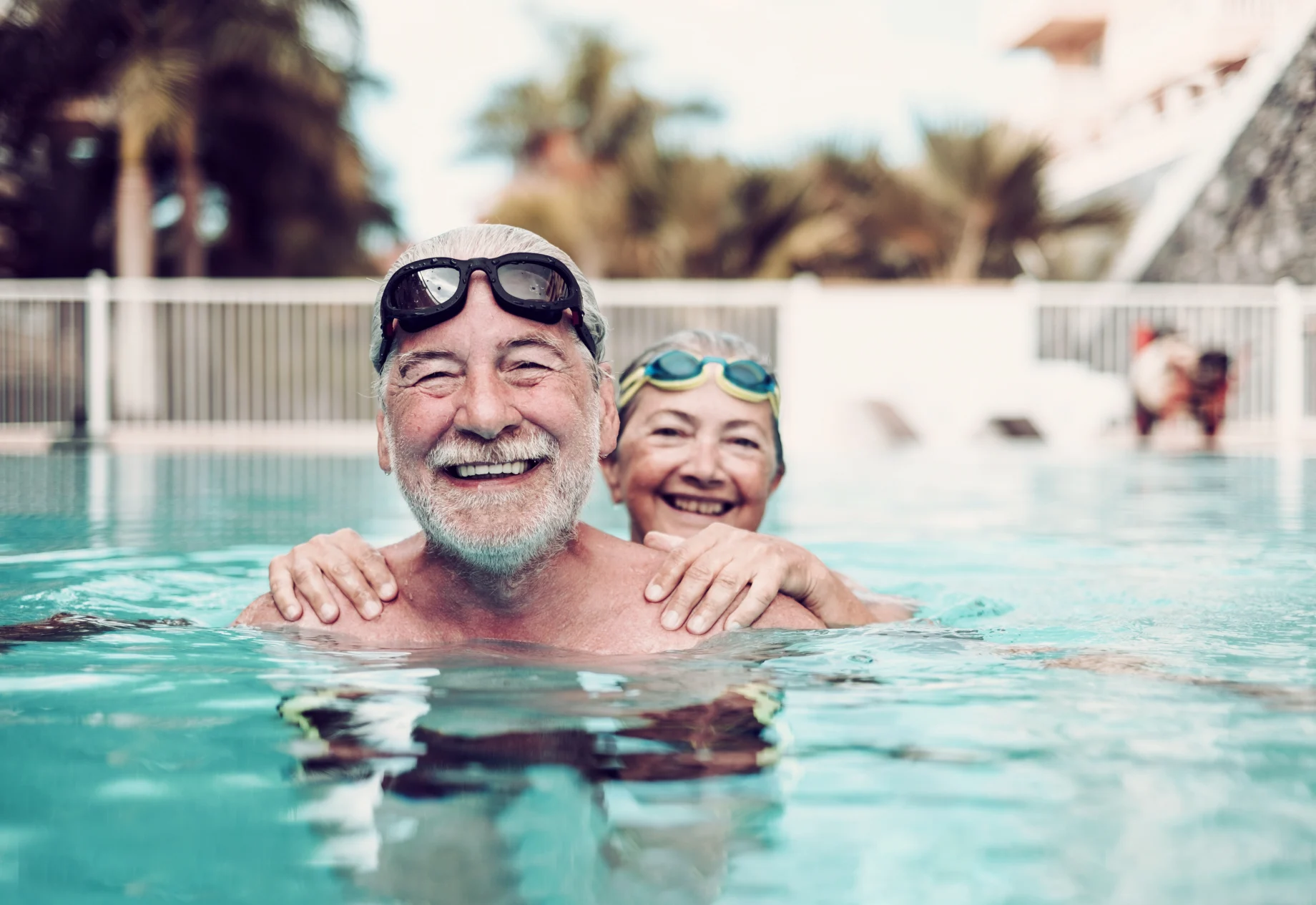 Ældre ægtepar i swimmingpool