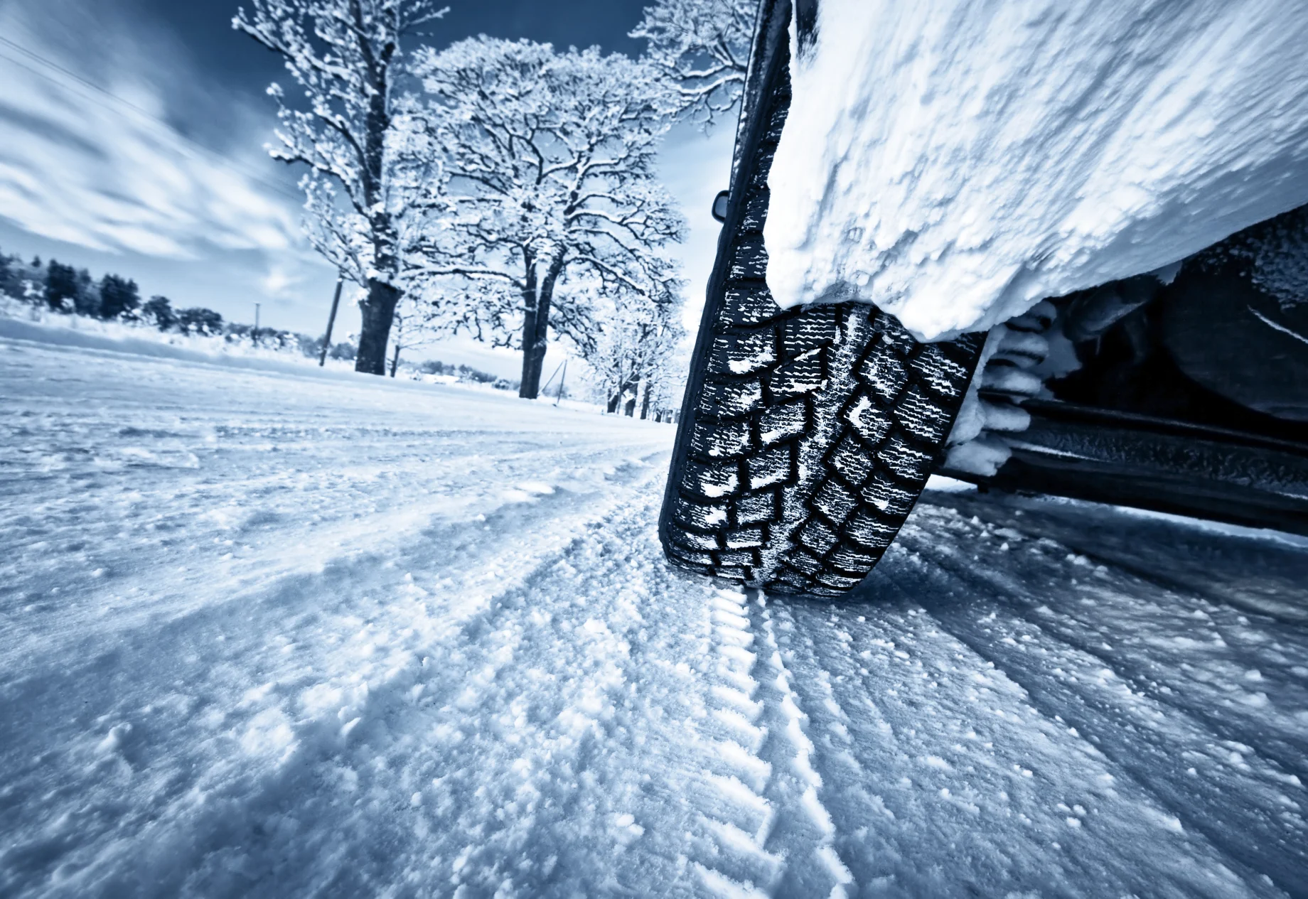 Et dæk som kører i et snelandskab