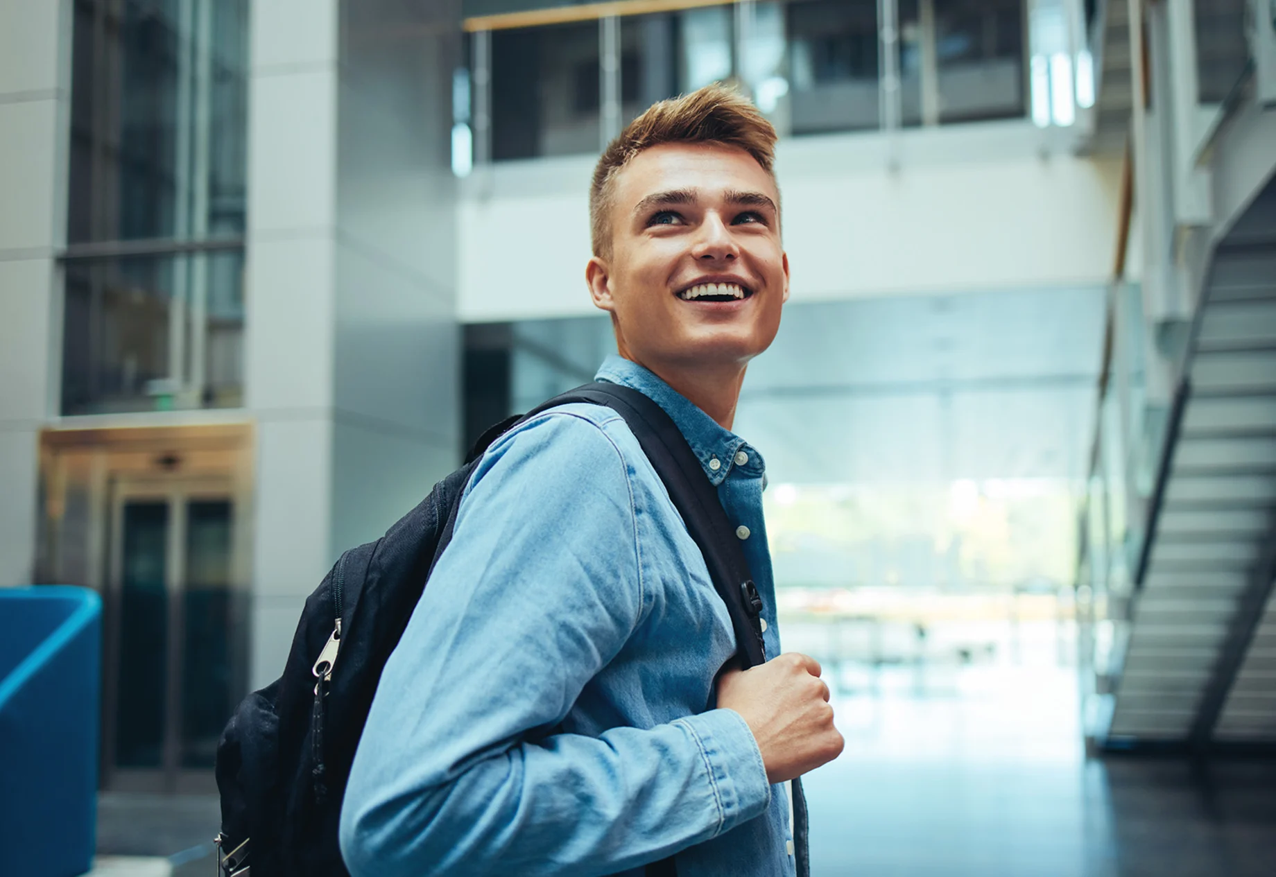 Ung Mandlig Studerende På Uddannelsessted