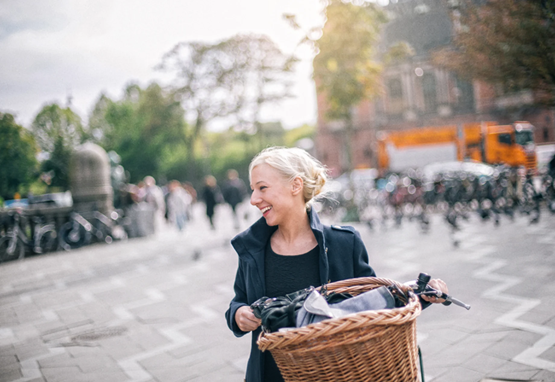 Kvinde med sin cykel
