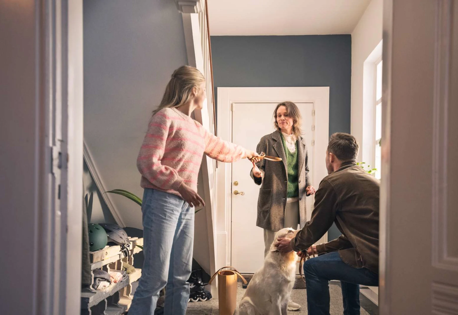 Familie og hund i entre med hund