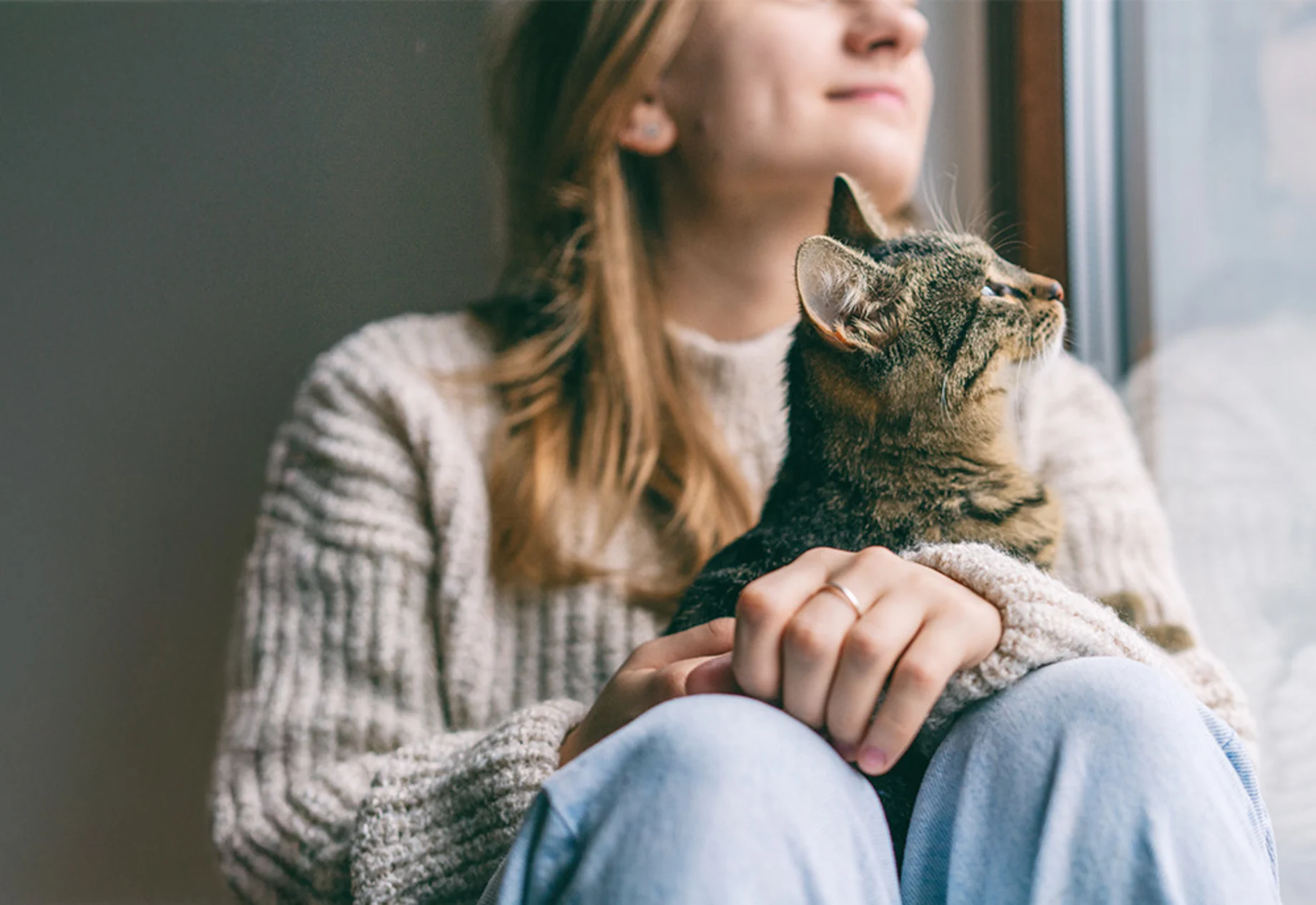 Kvinde med kat i skødet