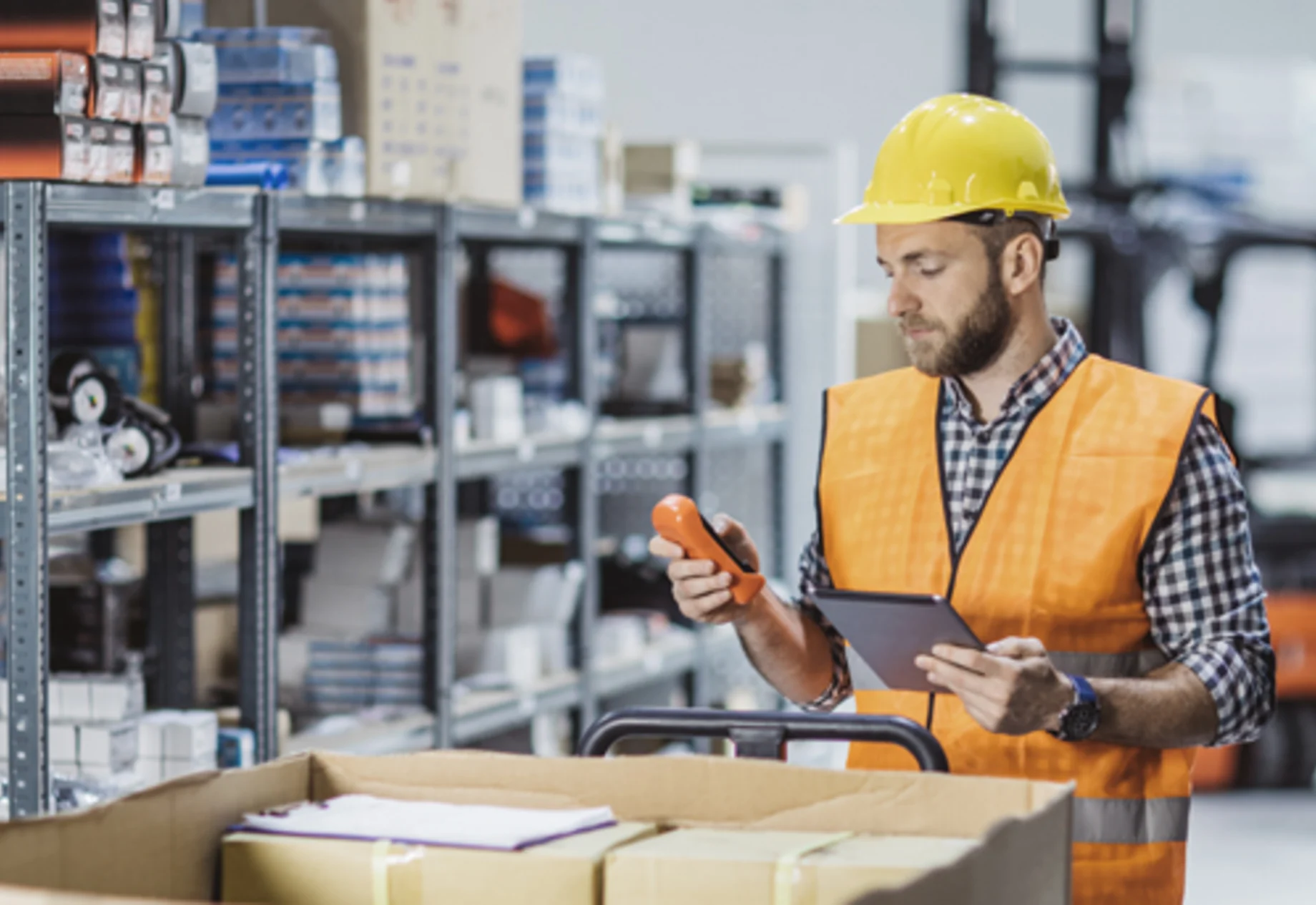 Et billede af en mand som arbejder på lager