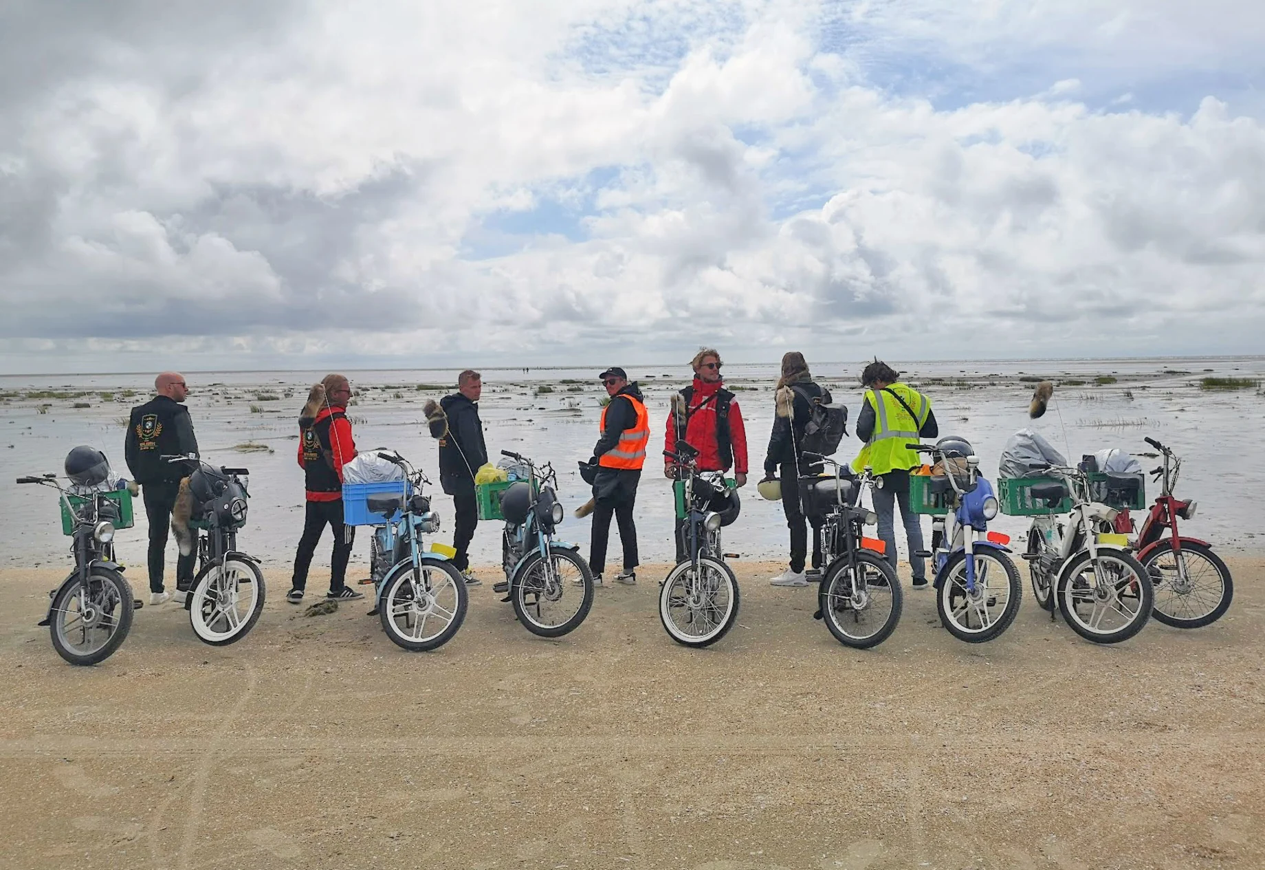 Veteran knallert klub på stranden