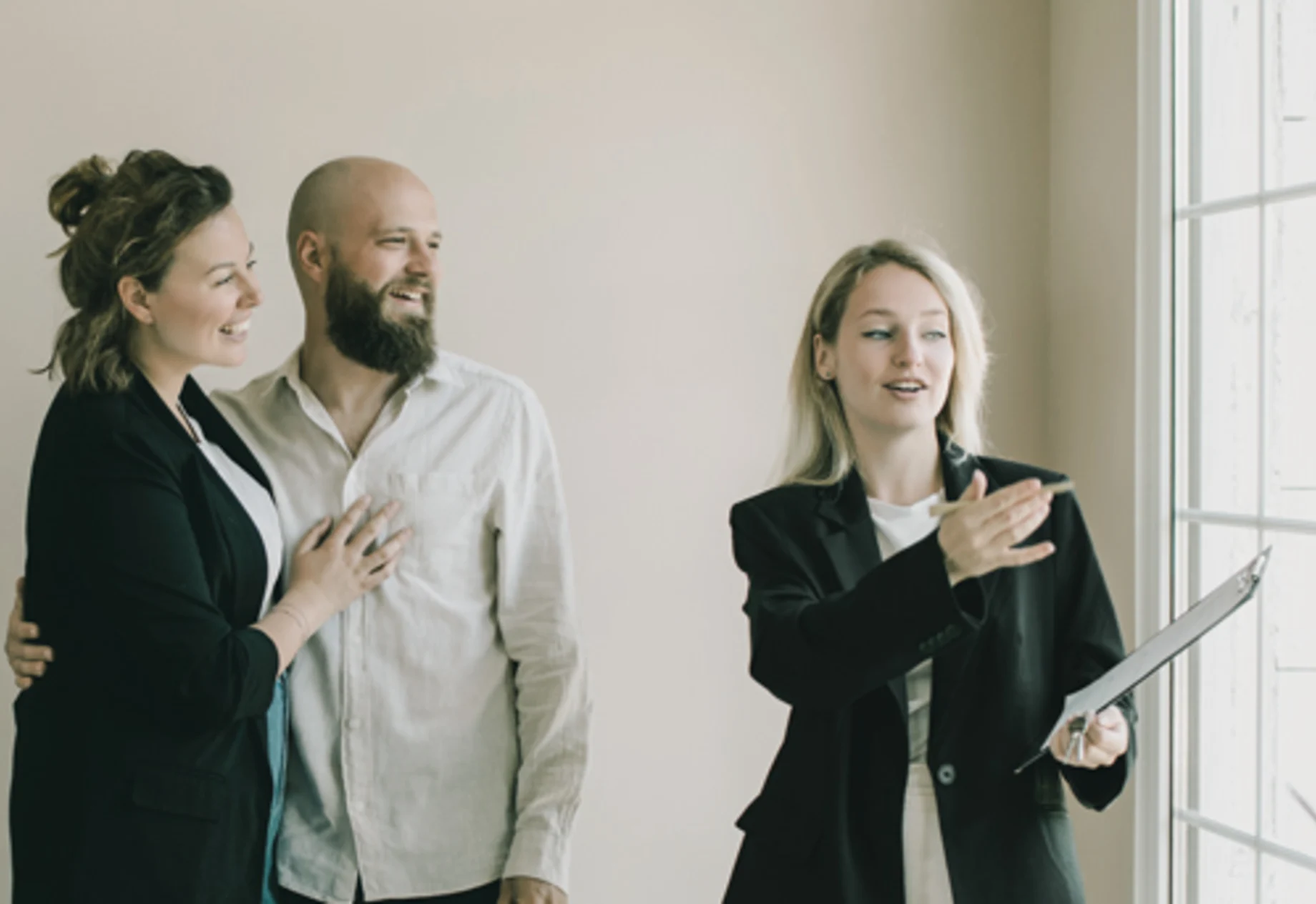 Mand og kvinde står sammen med en assurandør