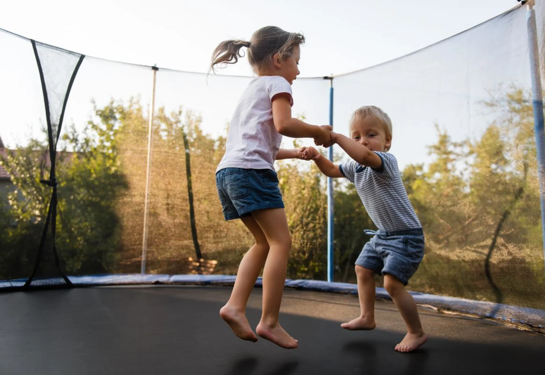 Børn som hopper på trampolin