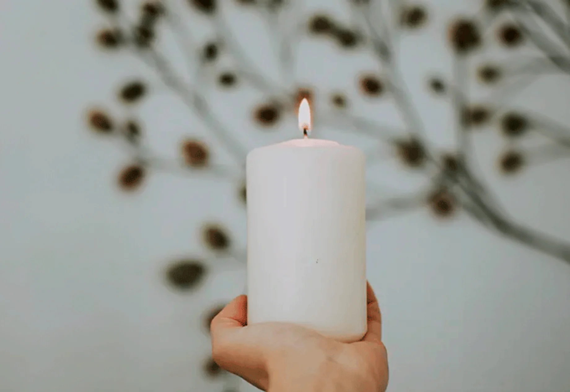 Hånd holder stearinlys