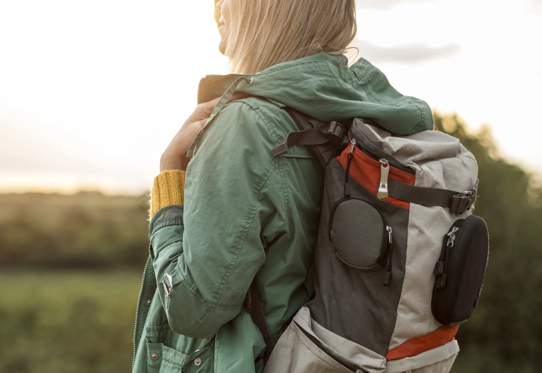 Kvinde som kigger ud i horisonten