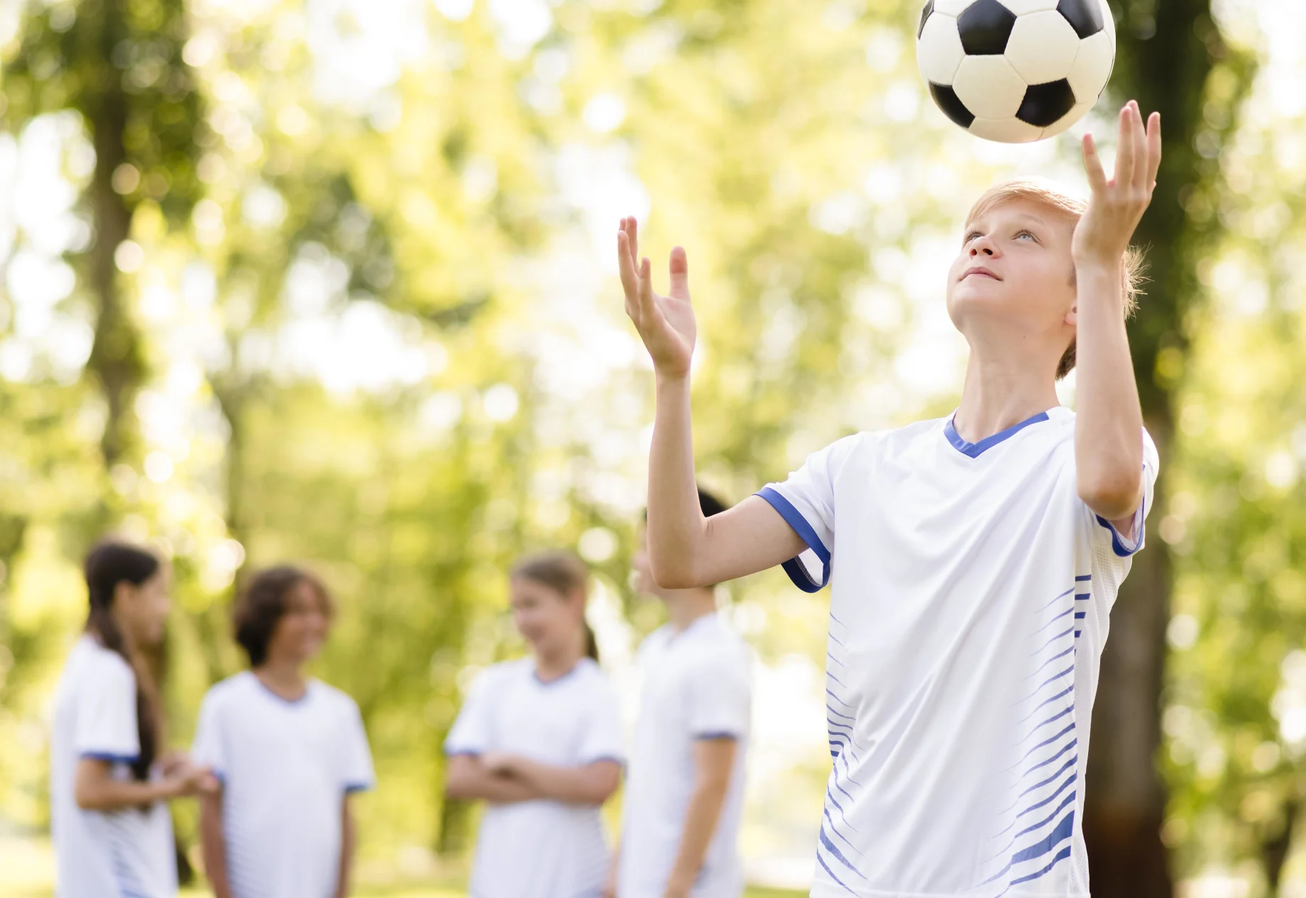 Dreng som spiller med fodbold