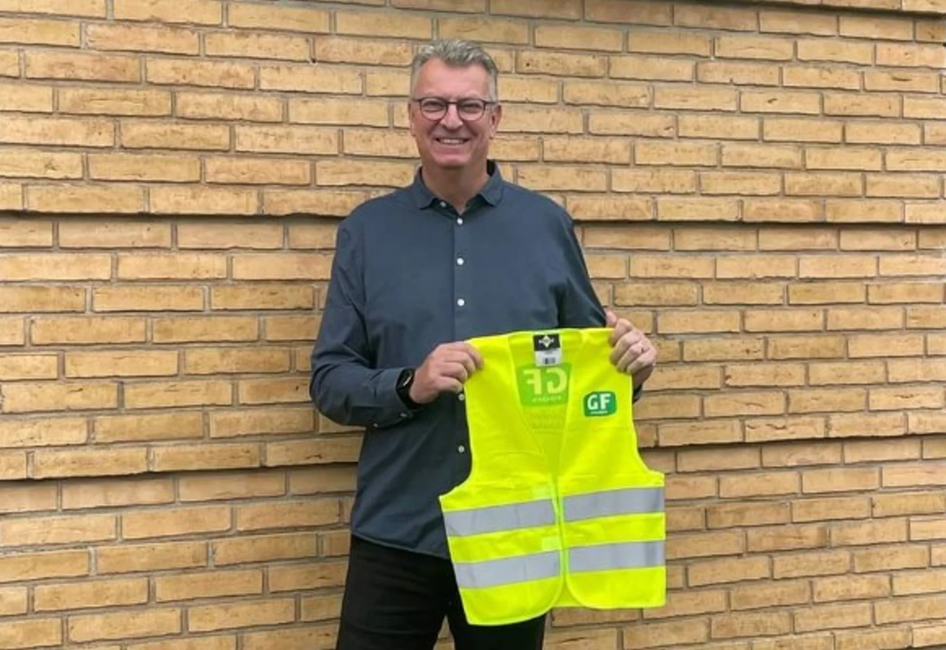 Mand med GF gul vest
