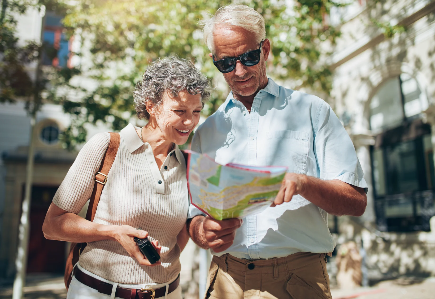 Ægtepar som kigger på et kort