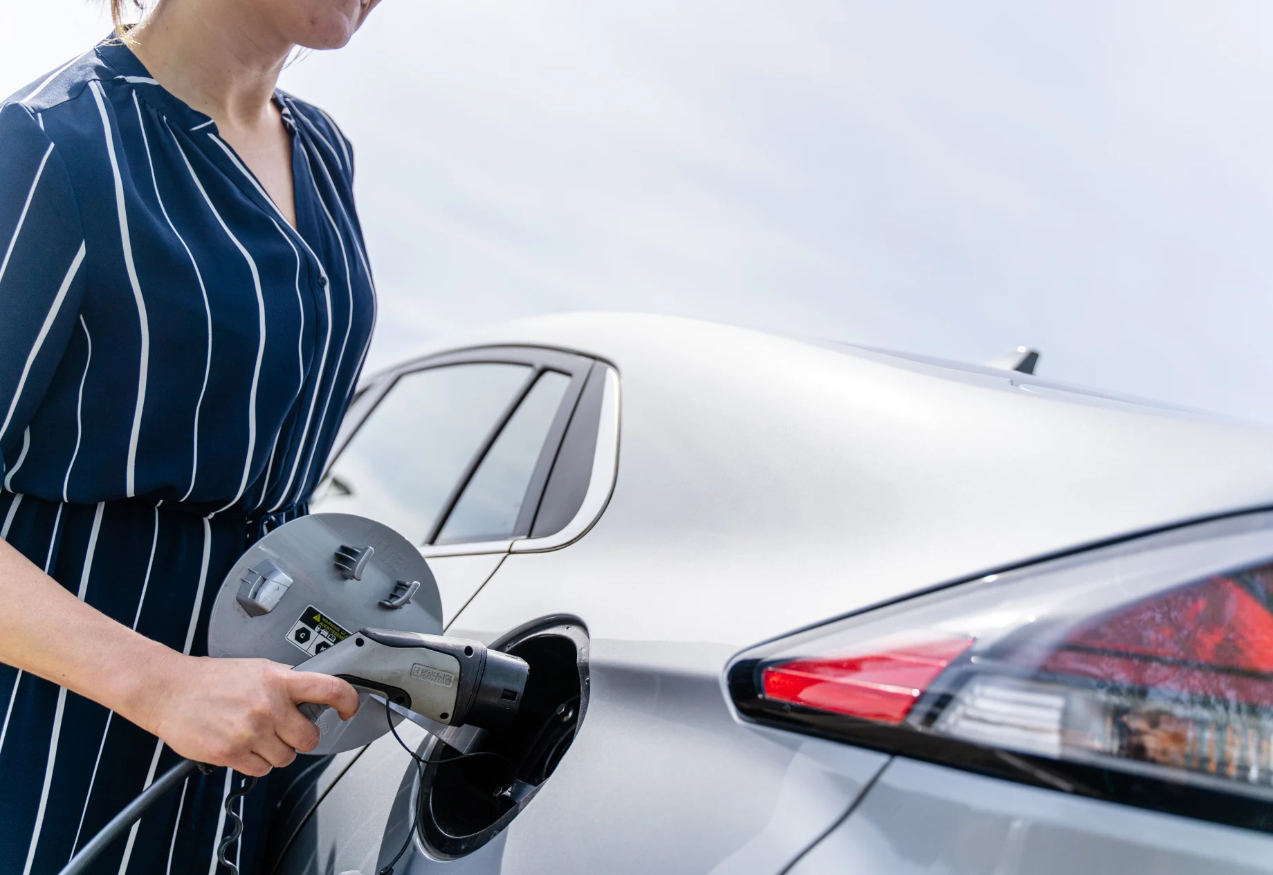 Kvinde oplader sin elbil
