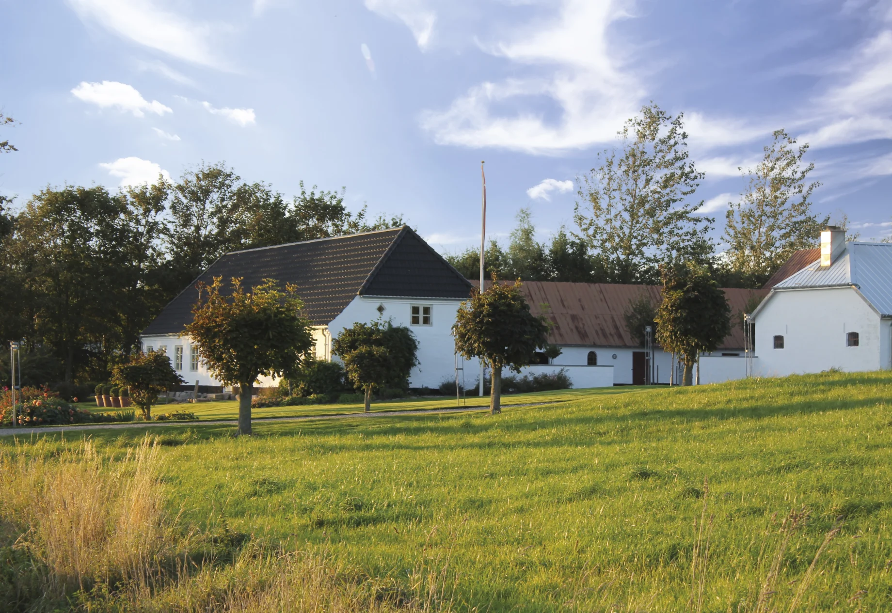 Hvidt hus på landejendom