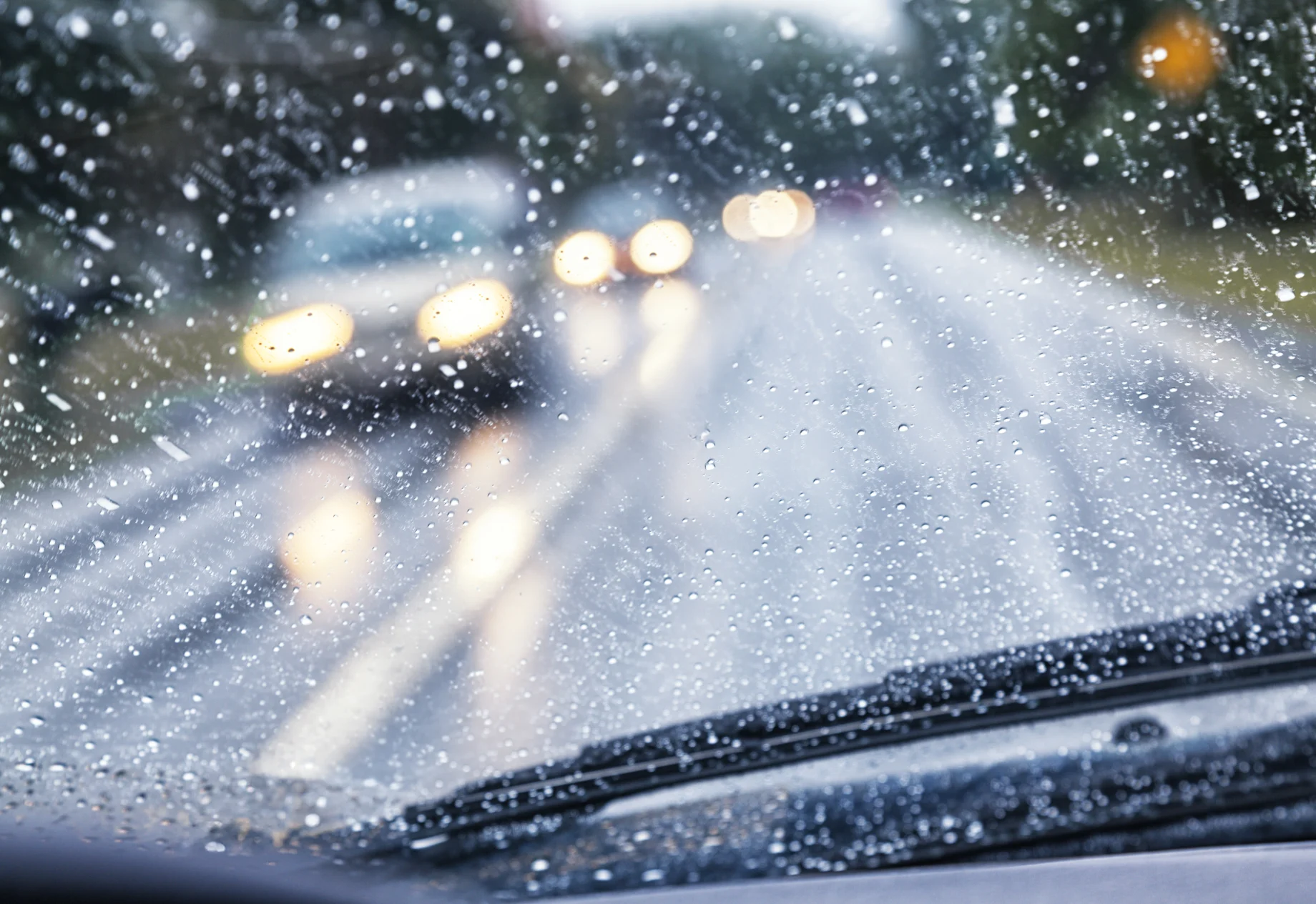 Forruden på en bil med regn på