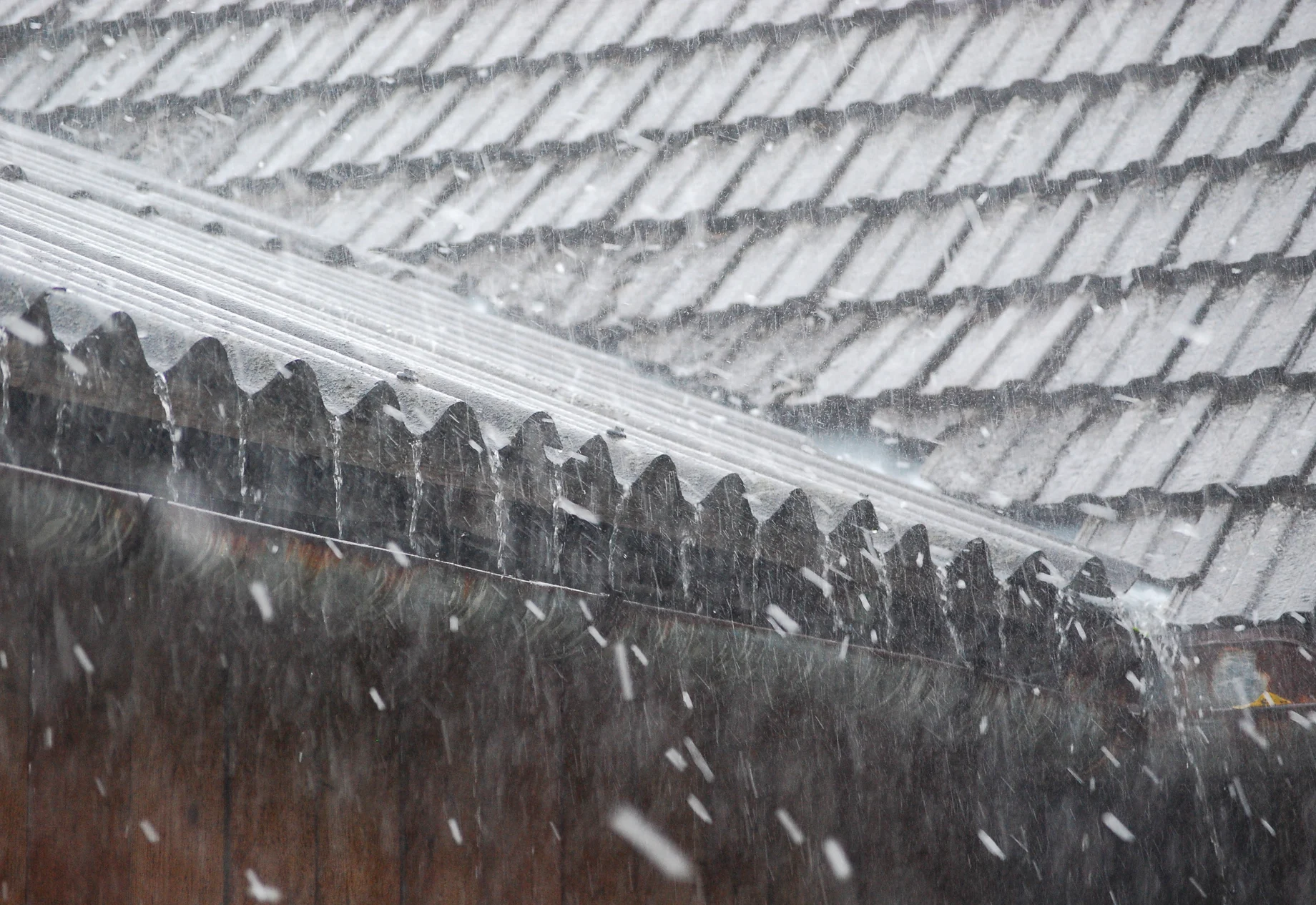 Et tag hvor regnen drypper ned, på grund af voldsom regn