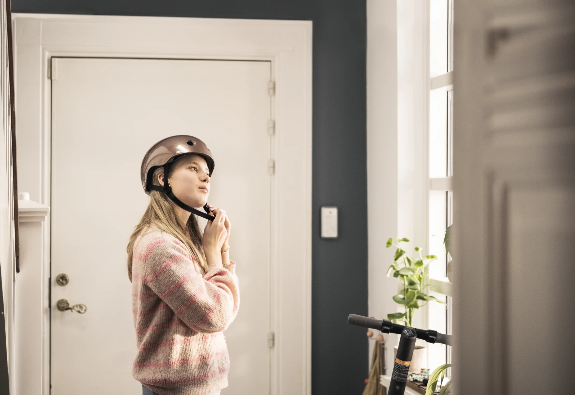 Pige som tager cykelhjelm på