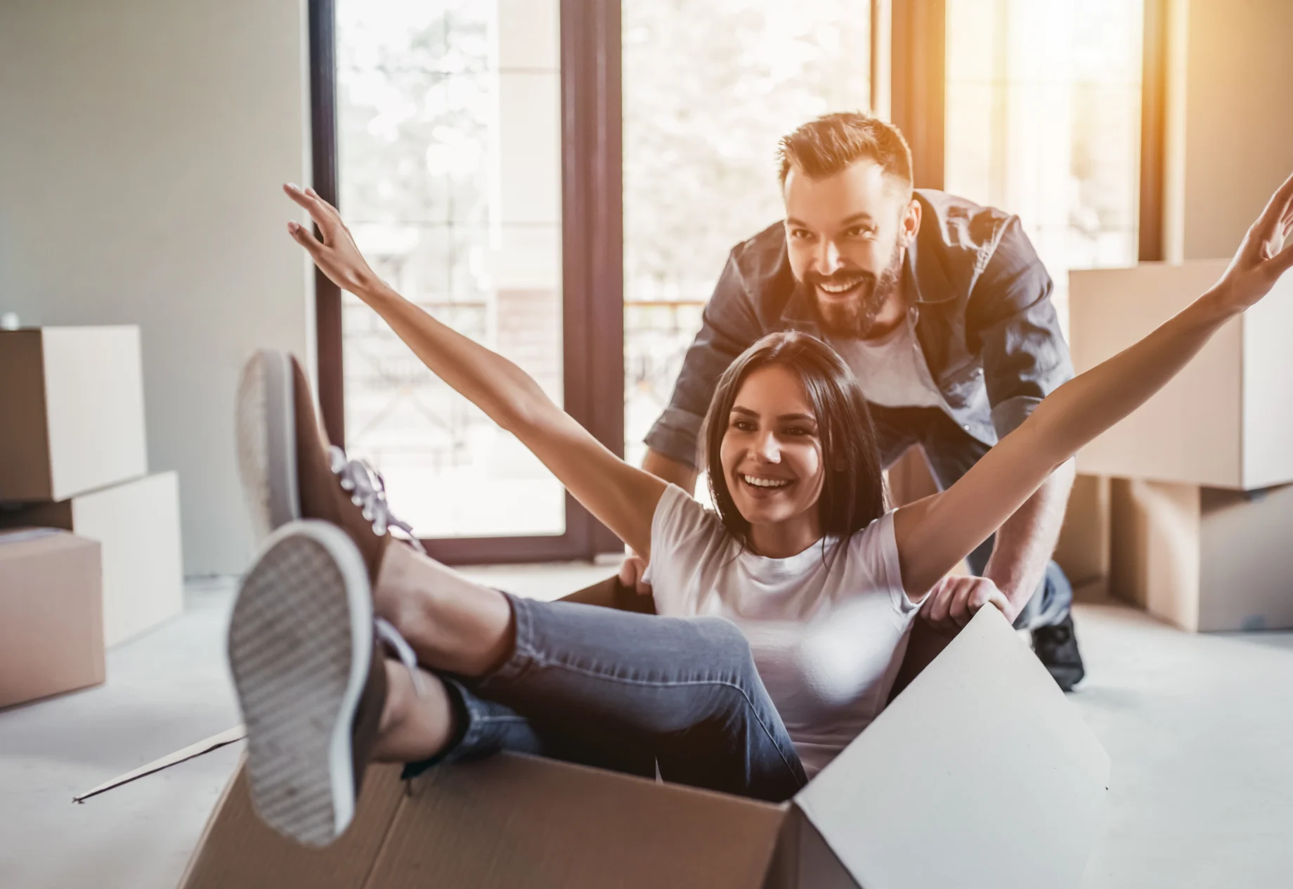 Par leger med flyttekasser