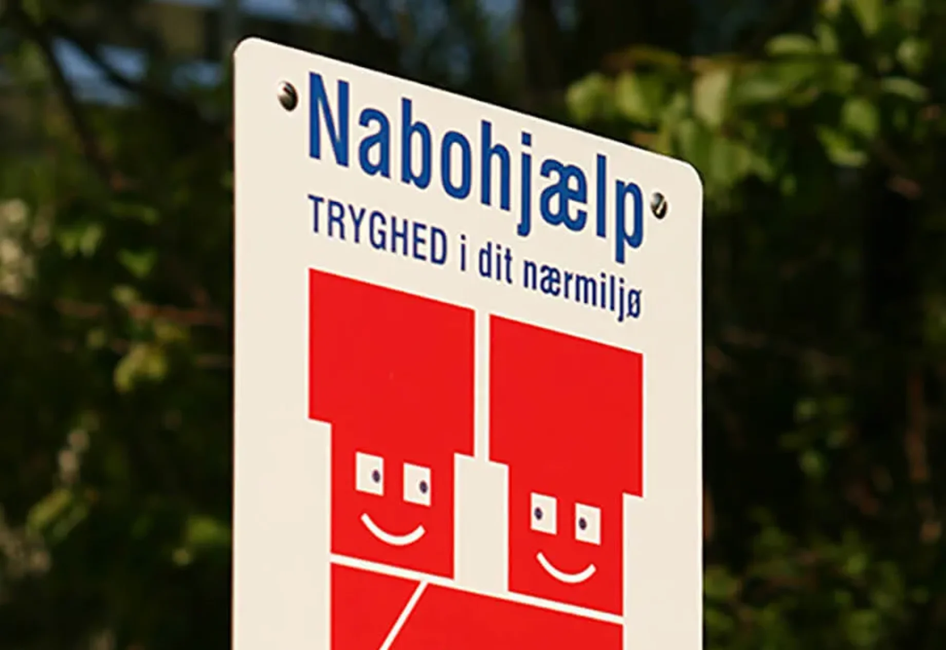 Skilt med "Nabohjælp" motiv