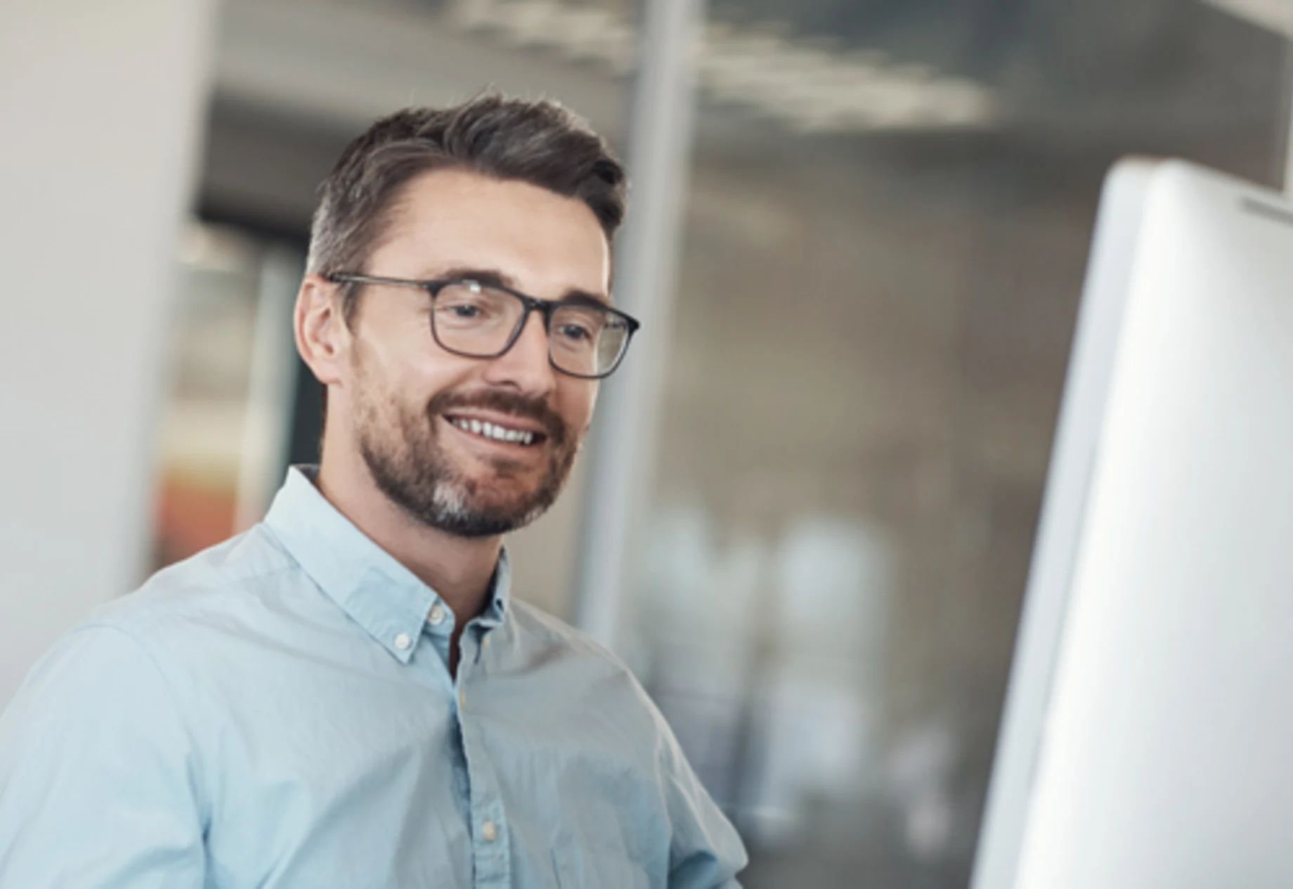 En mand som sidder og arbejder ved sin computer