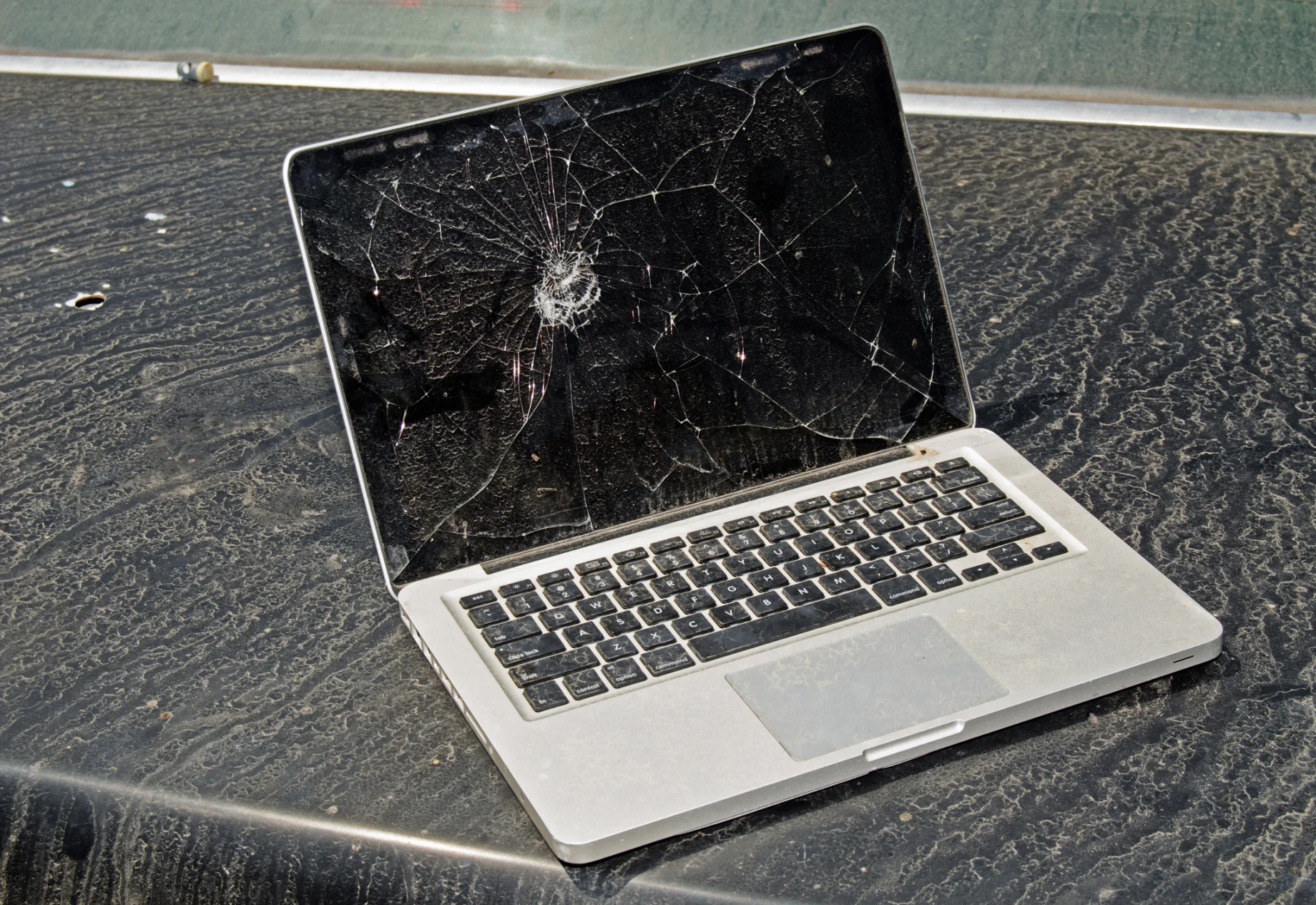 En ødelagt skærm på computer