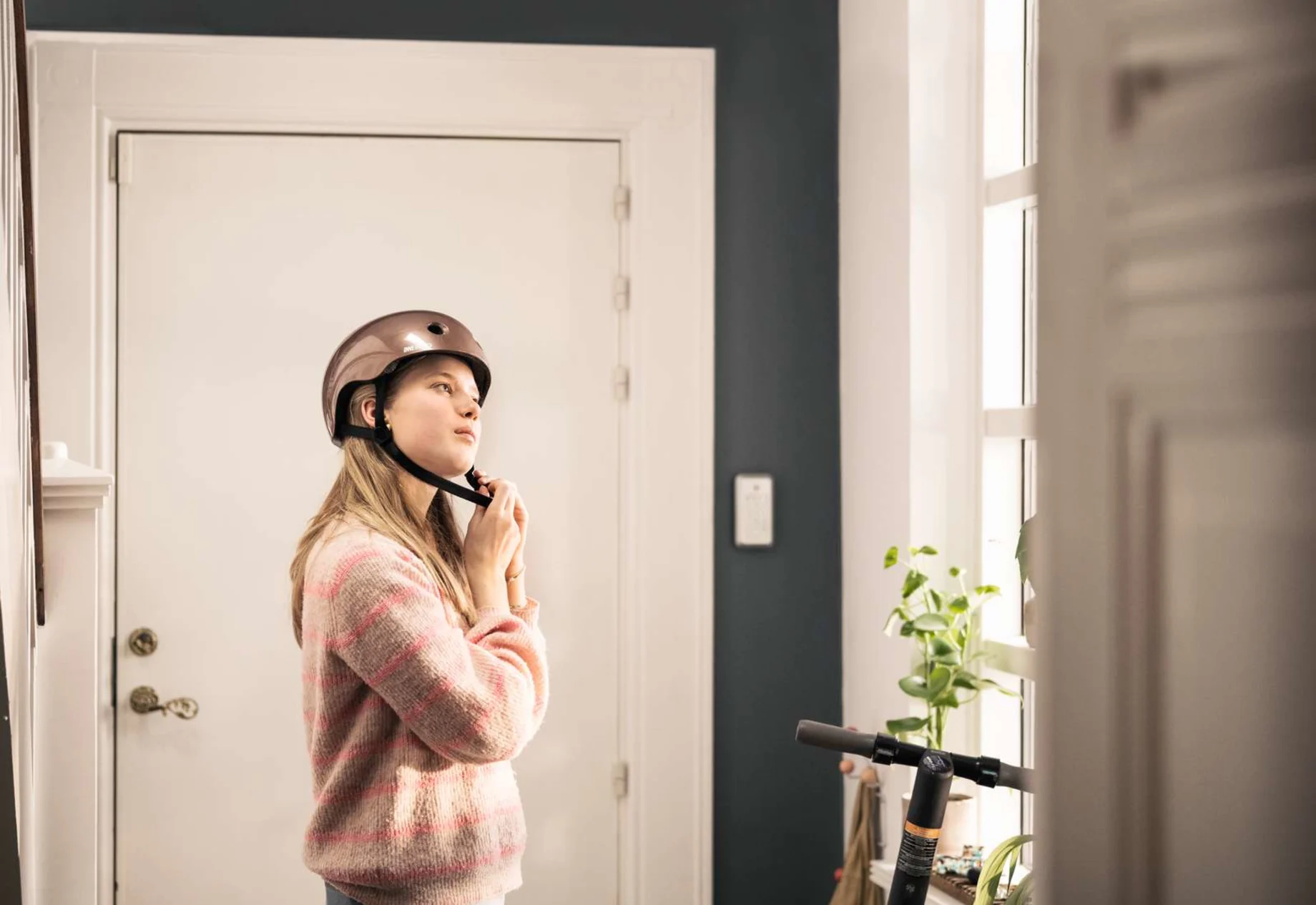 Pige som tager cykelhjelm på