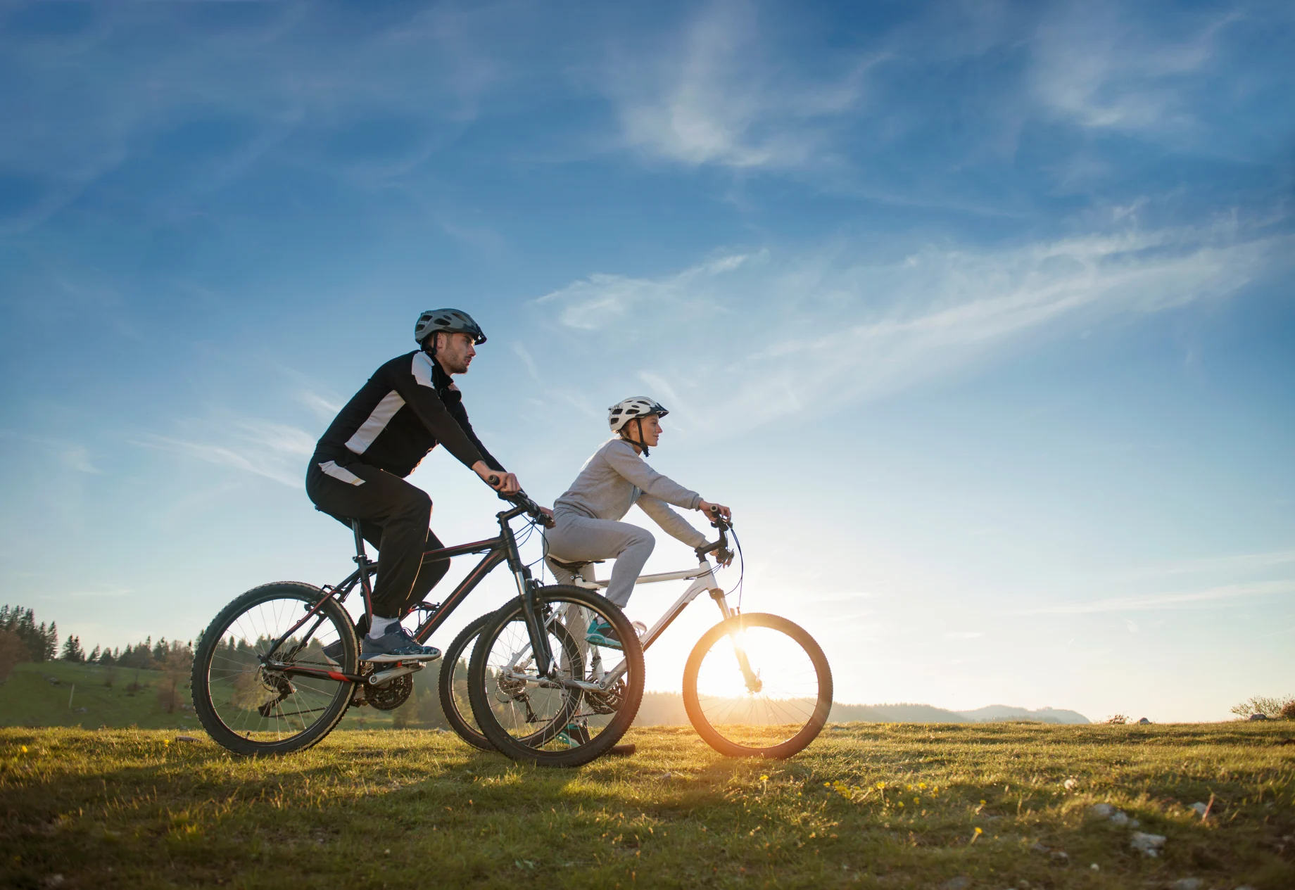 Ungt par på mountainbike