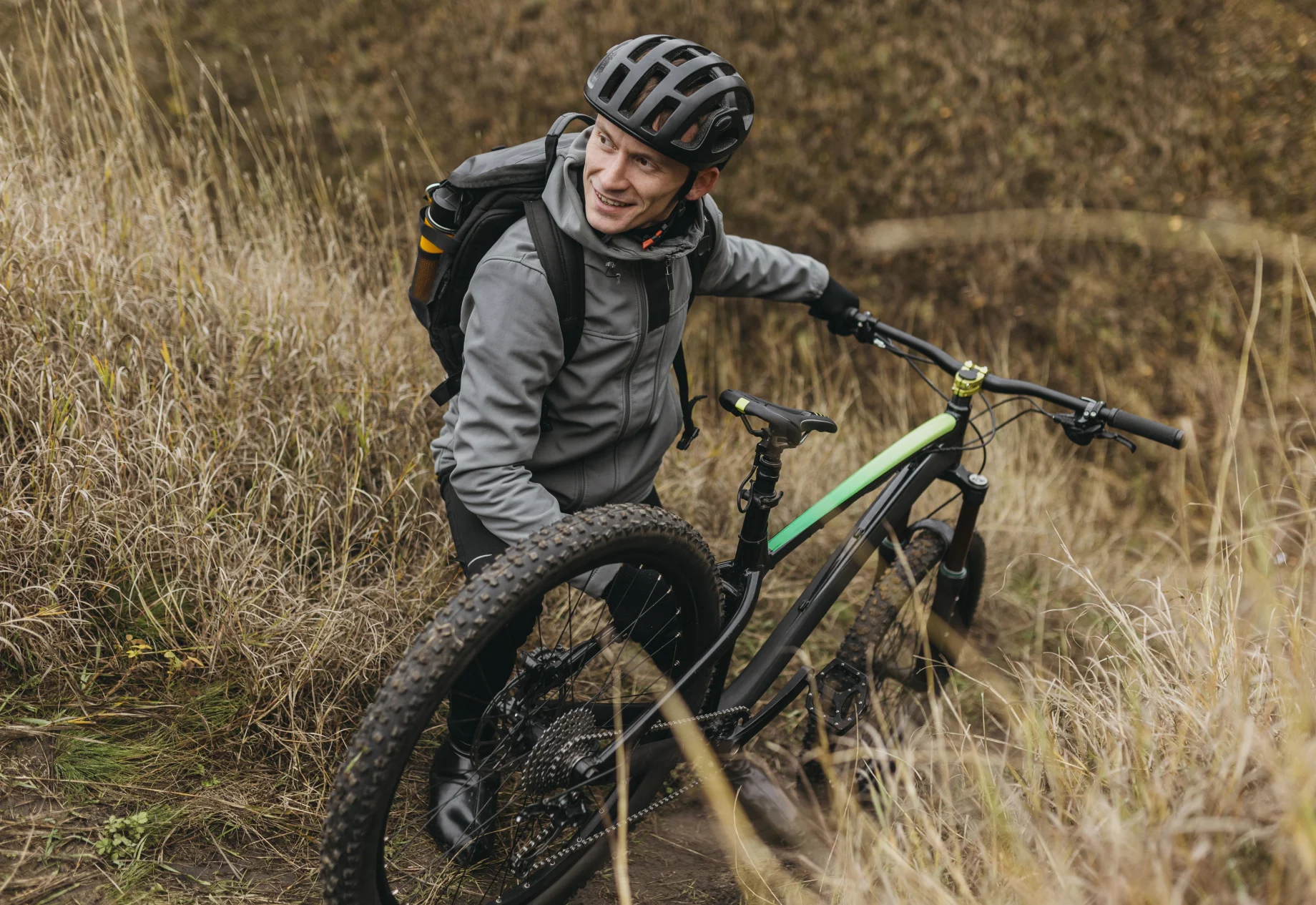 Mand står med sin mountainbike