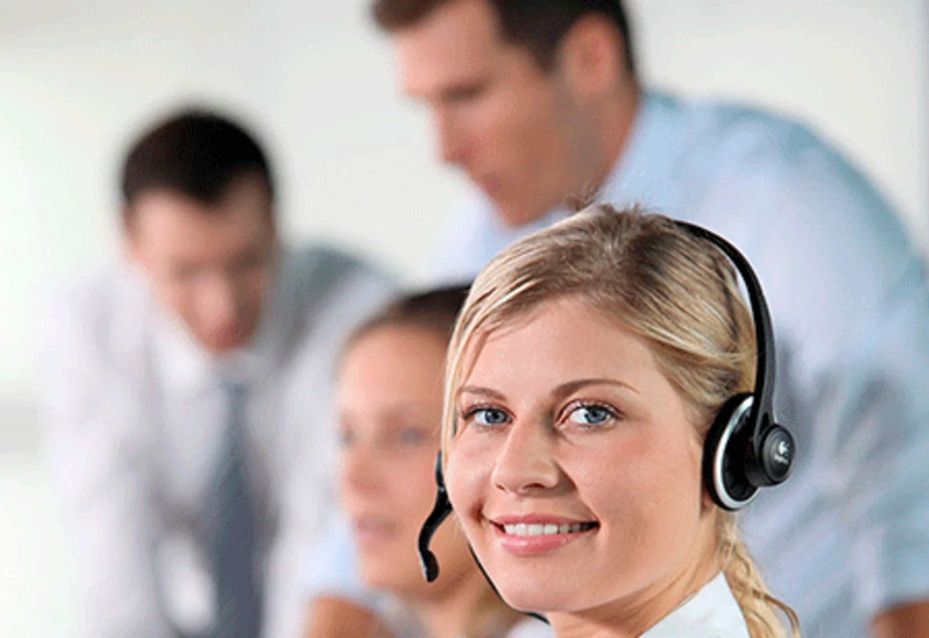 En kvinde som arbejder i kundeservice med headset på