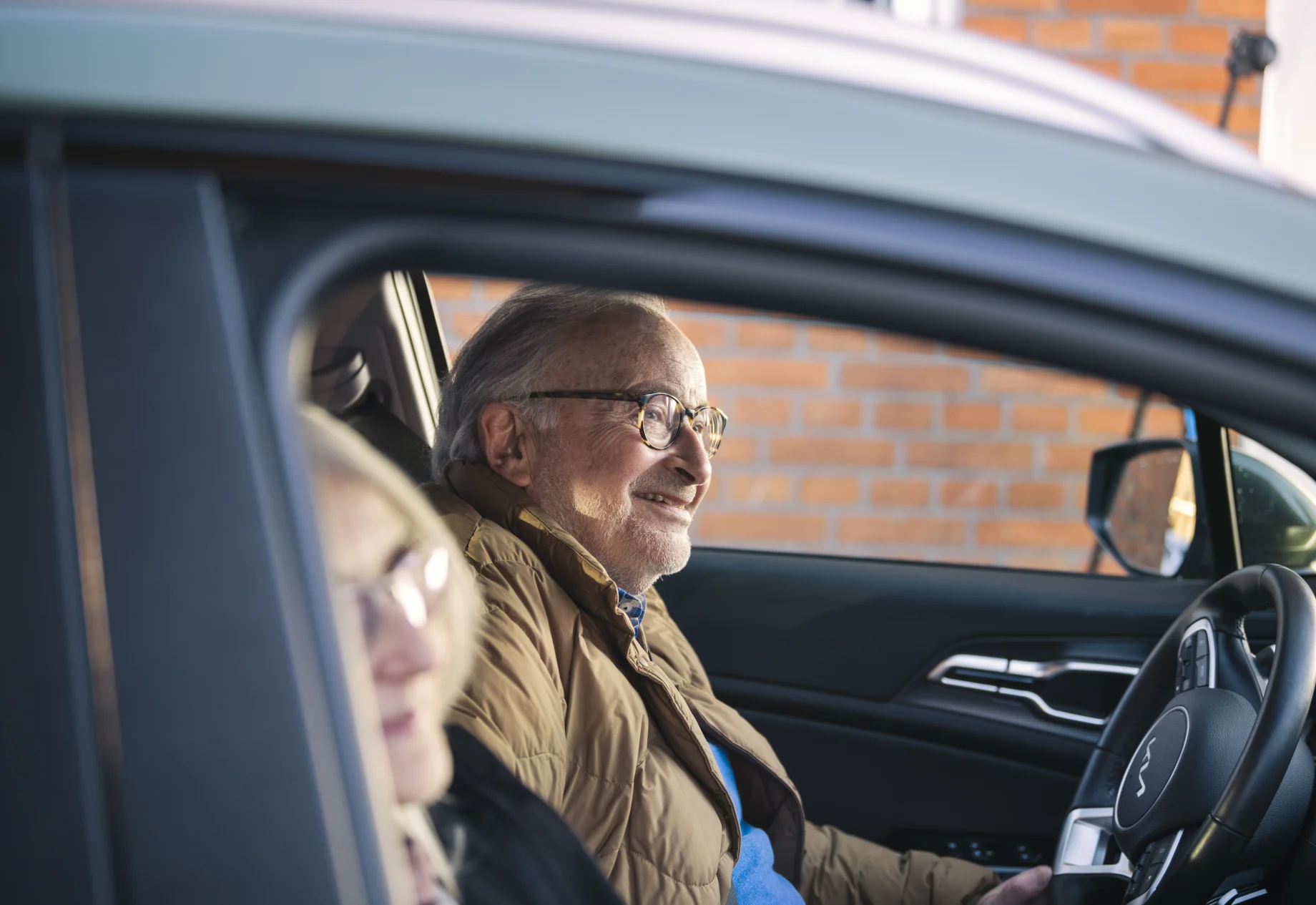 Ældre ægtepar som sidder i en bil