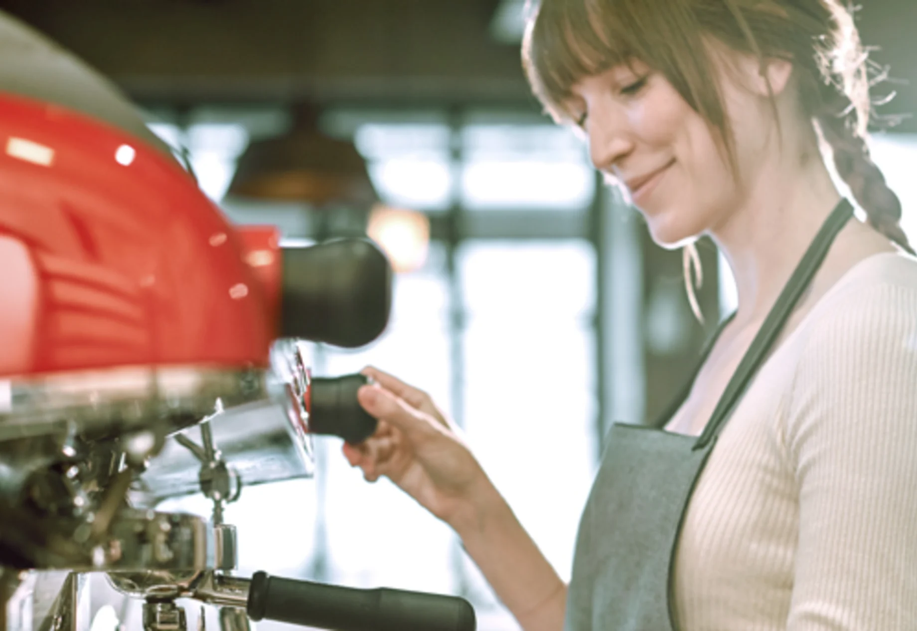 En barista som er i gang med at lave kaffe