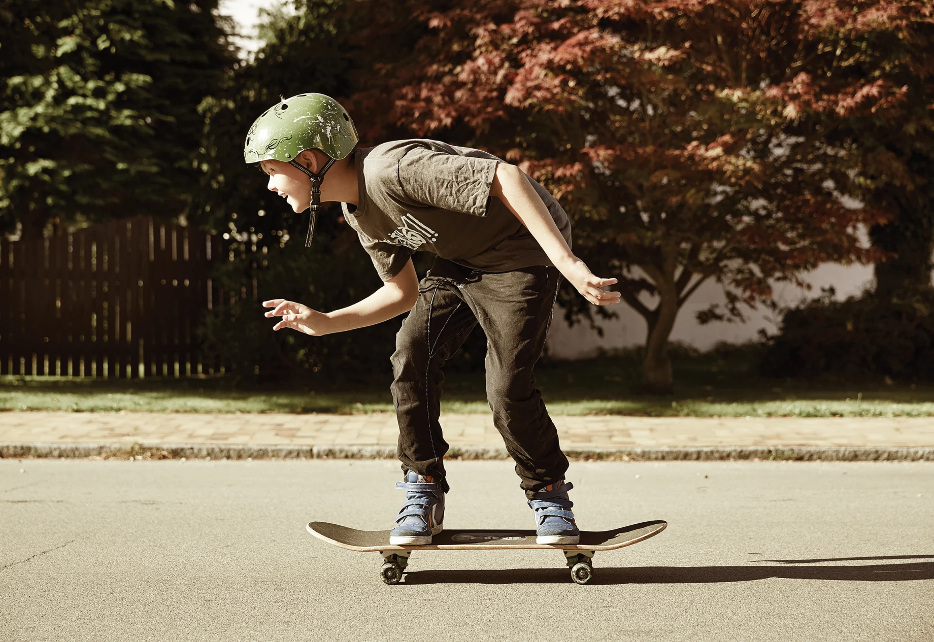 Ung dreng står på skateboard