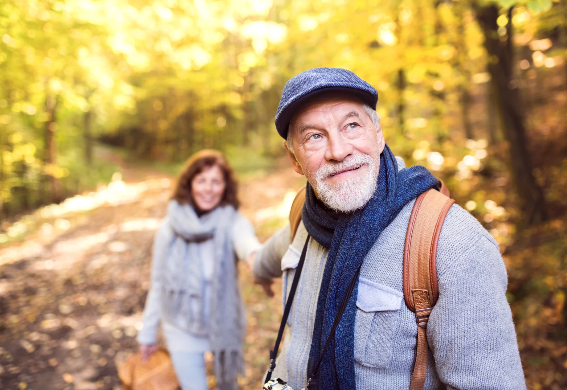 Ældre par som går tur i skoven