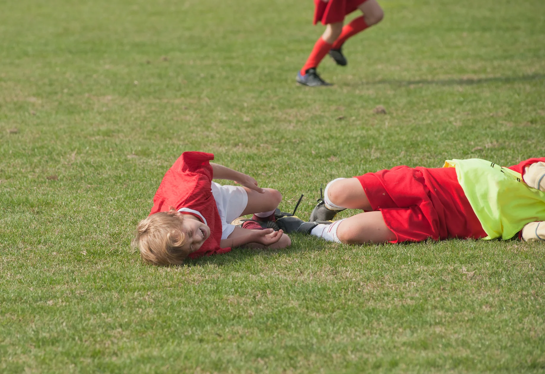 Drenge som kommer til skade til fodboldkamp