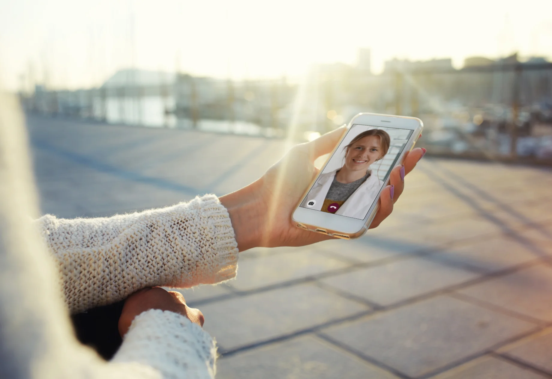 Kvinde som FaceTimer med sin læge